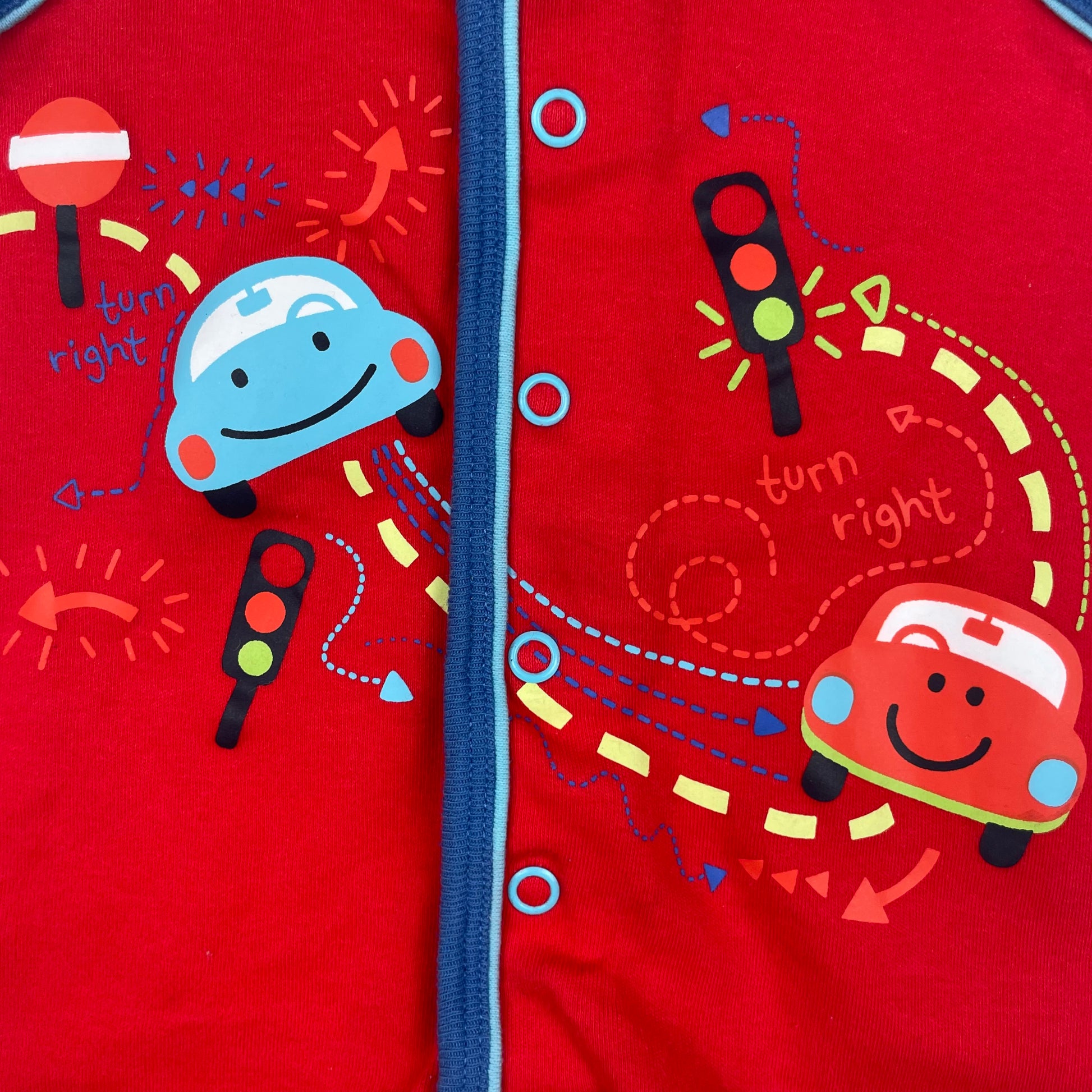 Roter ärmelloser Baby-Overall mit Auto-Motiv von George aus Baumwolle – detail
