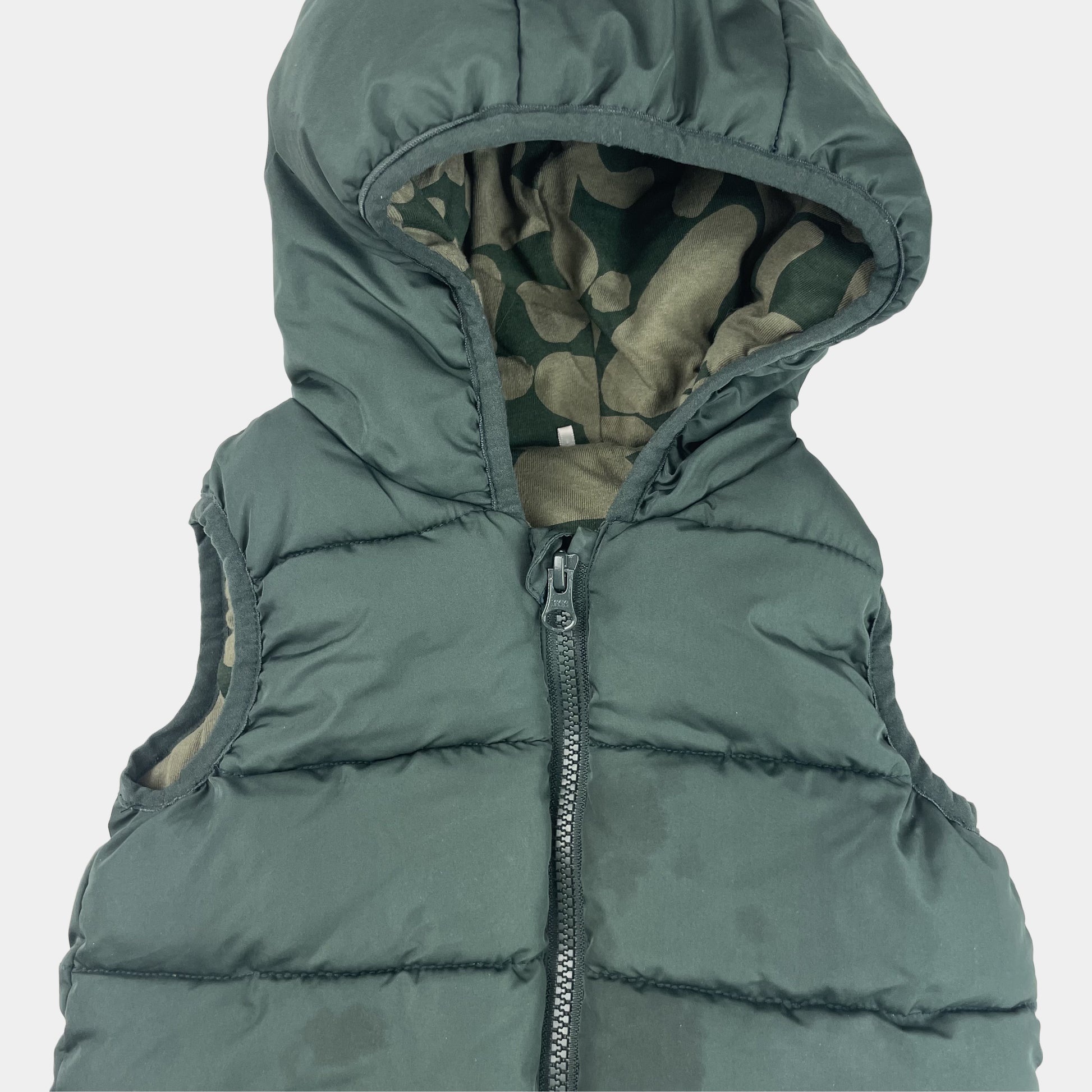 Grüne Steppweste mit Kapuze für Kinder – detail