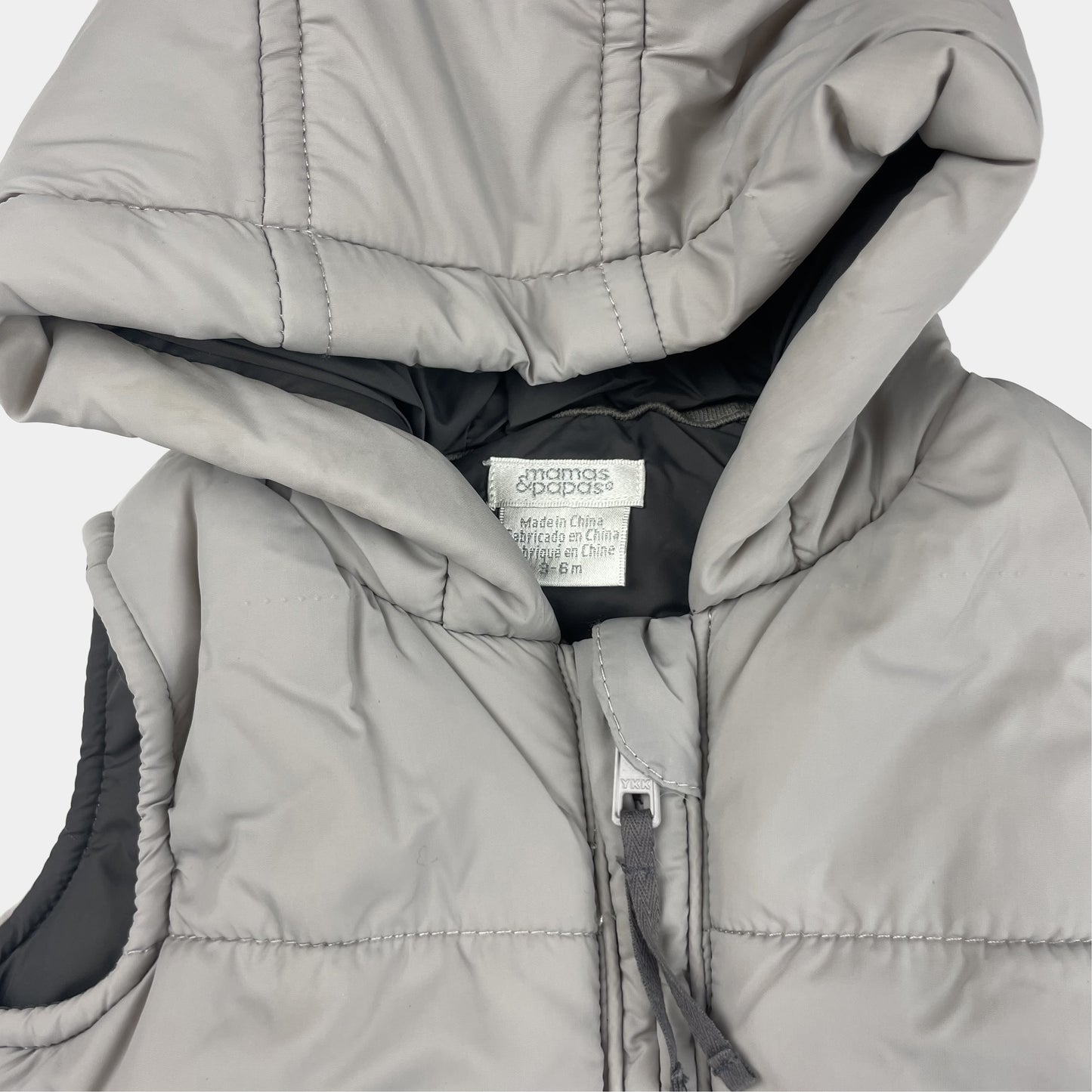 Graue Steppweste mit Kapuze – detail