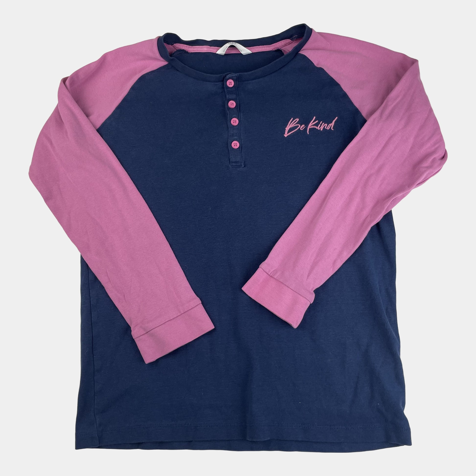 Blaues Langarmshirt mit pinken Akzenten und 'Be Kind' Aufdruck – front