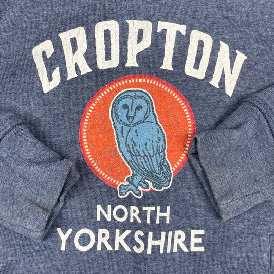 Blauer Kapuzenpullover Stanley/Stella mit Cropton North Yorkshire Eulen-Print, Größe 3–4Y (98–104 cm). – detail