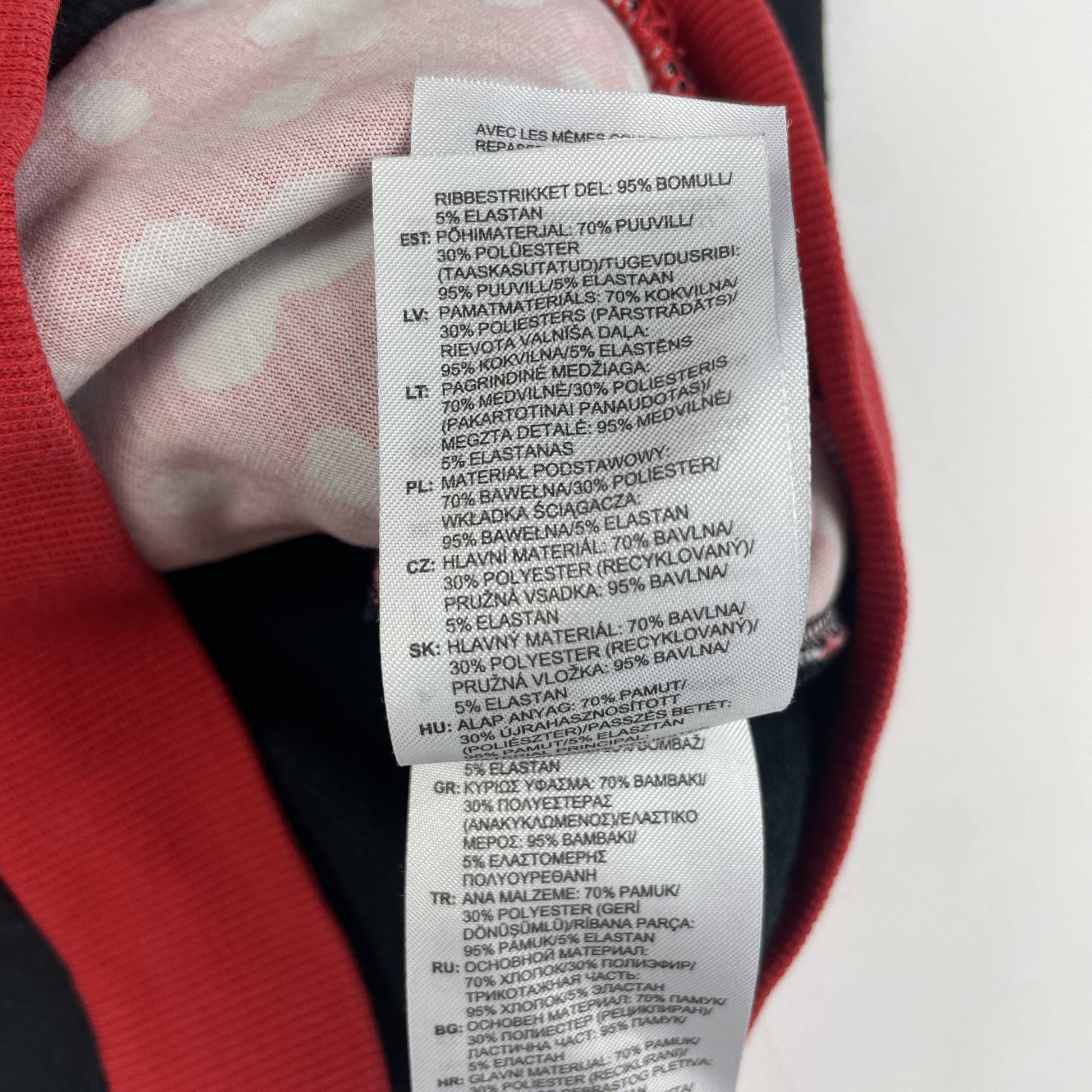 Schwarze Jacke mit roten Akzenten und Disney-Logo – label