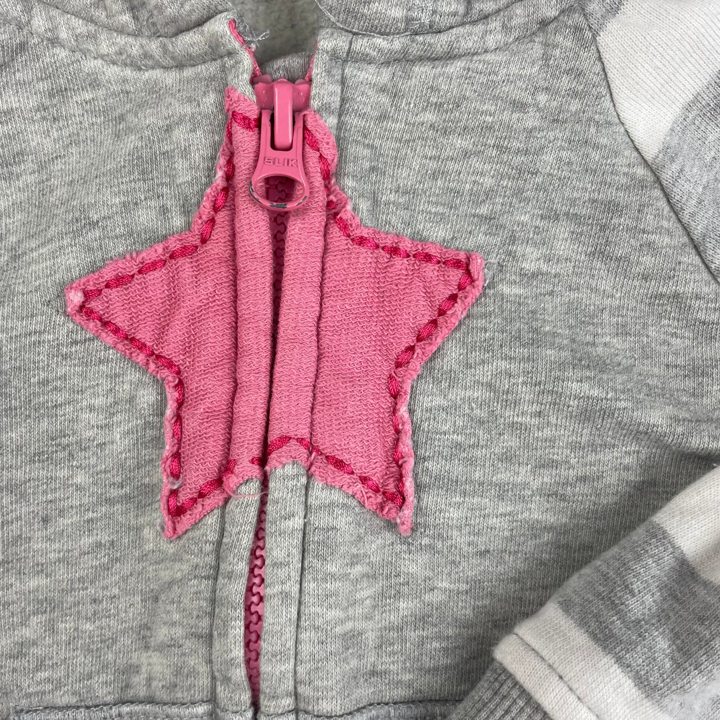 Graue Kapuzenjacke mit Sternmotiv und gestreiften Ärmeln für Kleinkinder – detail
