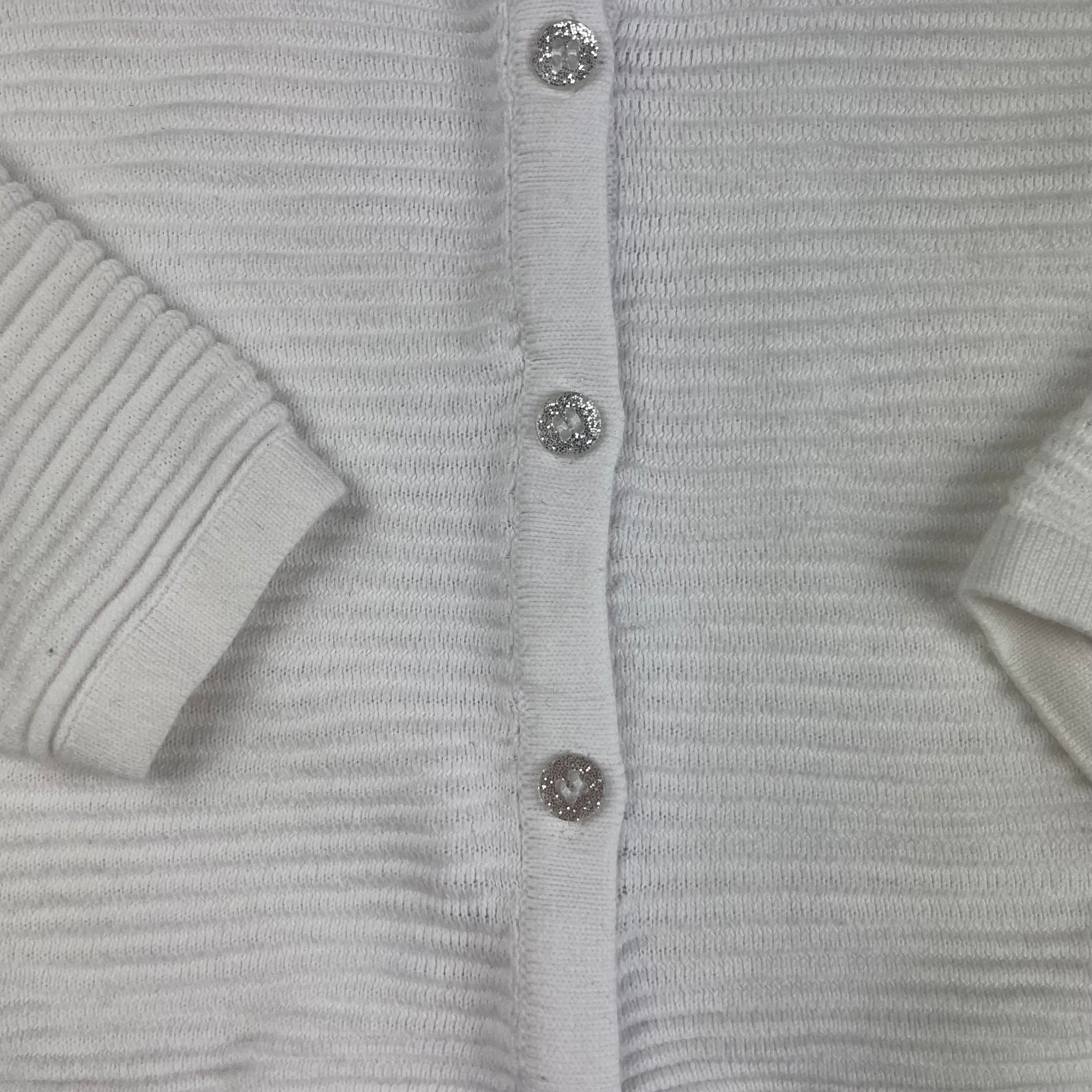 Weiße Baumwoll-Strickjacke mit Knopfleiste für Kinder, Größe 2-3 Jahre. – detail