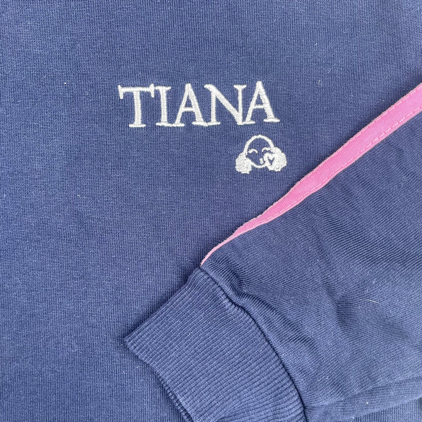 Dunkelblauer Kinder-Hoodie mit Kapuze, pinken Streifen und TIANA-Aufdruck, Größe 7–8 Jahre. – detail