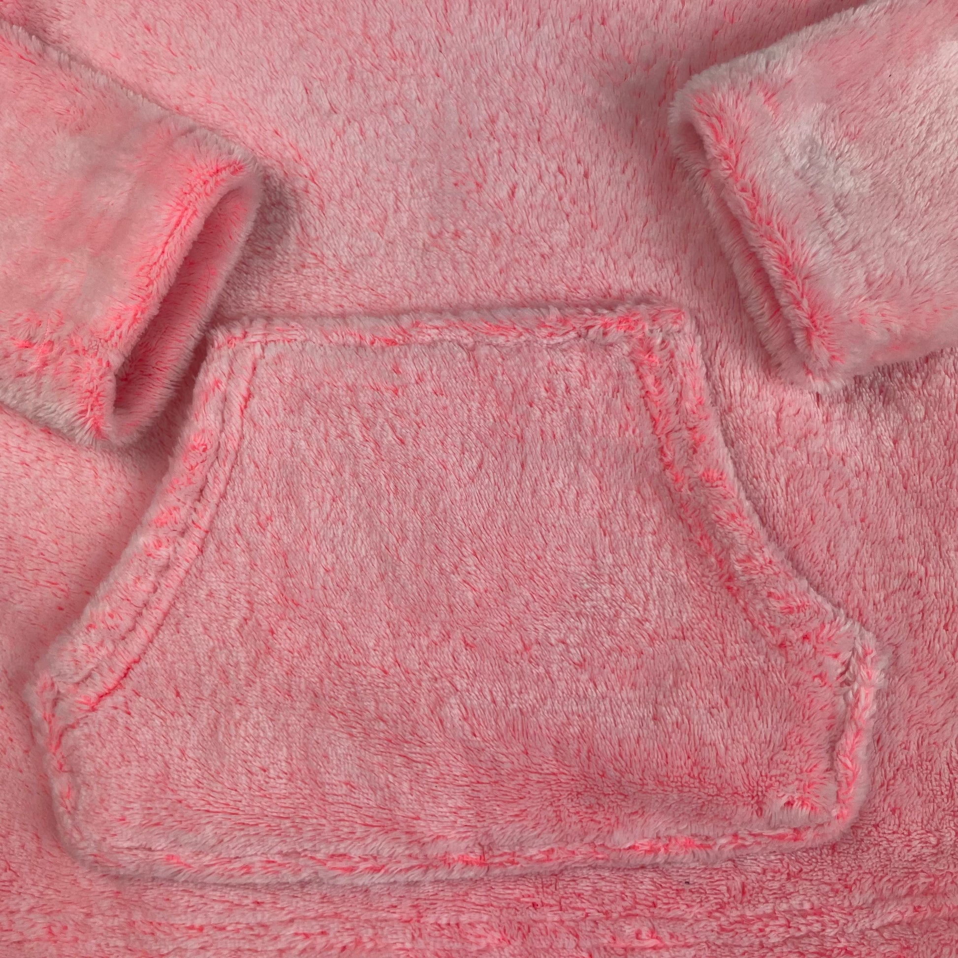 Rosa flauschiger Pullover für Kinder mit Kängurutasche – detail