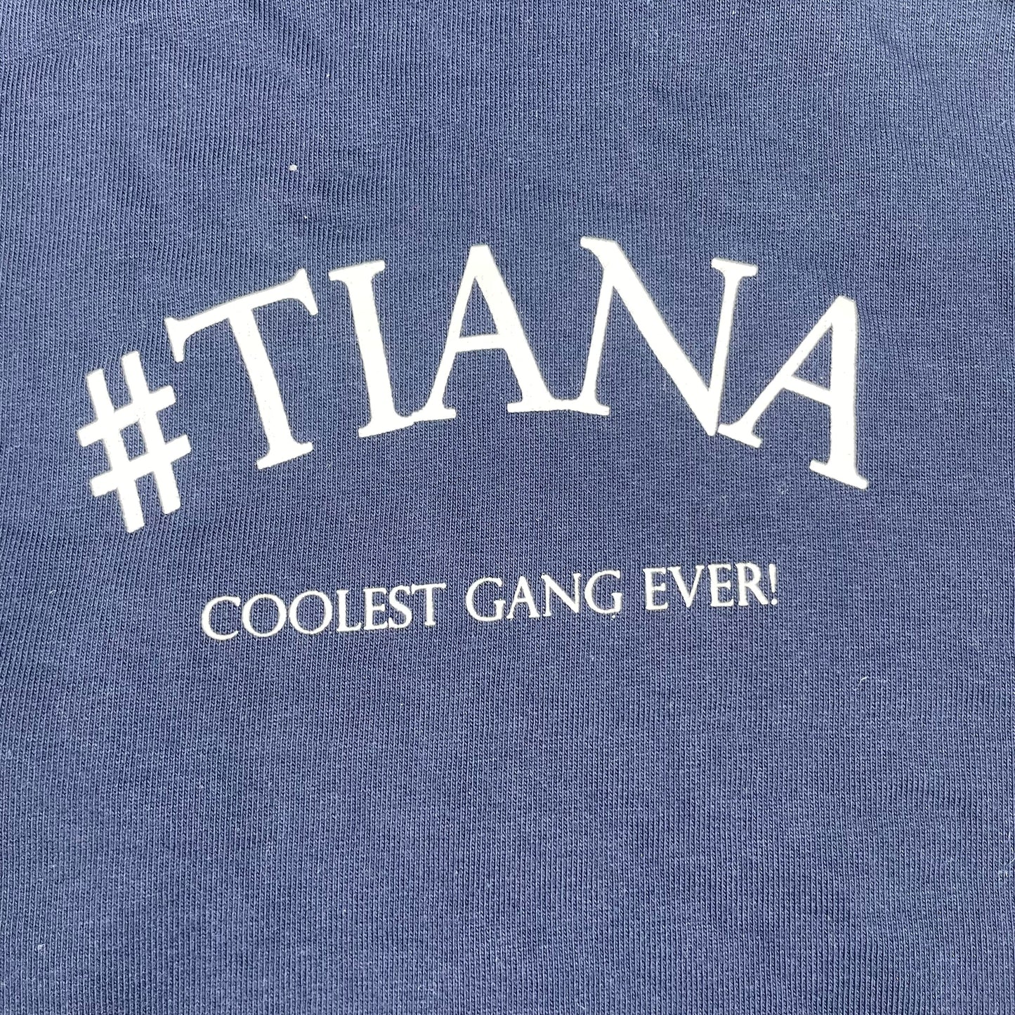 Dunkelblauer Kinder-Hoodie mit Kapuze, pinken Streifen und TIANA-Aufdruck, Größe 7–8 Jahre. – detail