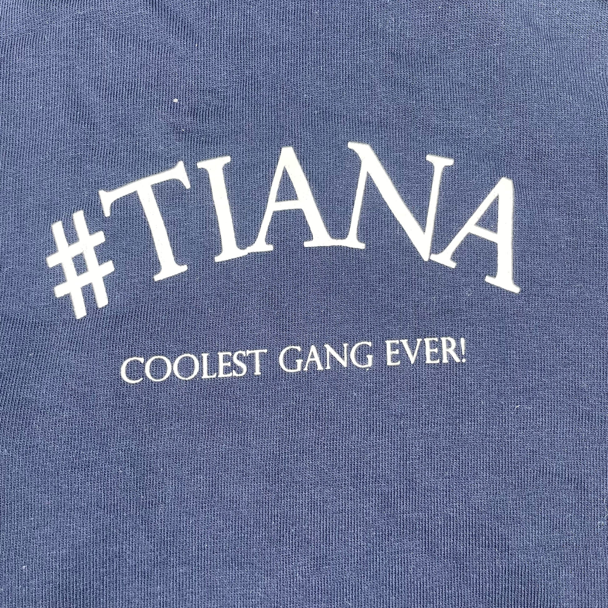 Dunkelblauer Kinder-Hoodie mit Kapuze, pinken Streifen und TIANA-Aufdruck, Größe 7–8 Jahre. – detail