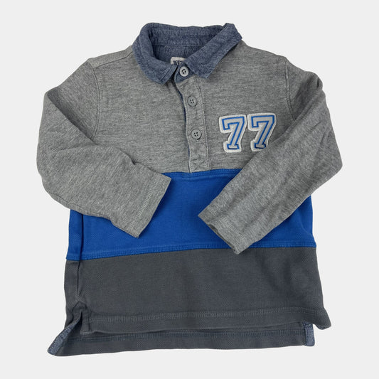 Grauer Kinderpullover mit blauem Streifen und 77-Aufdruck. – front