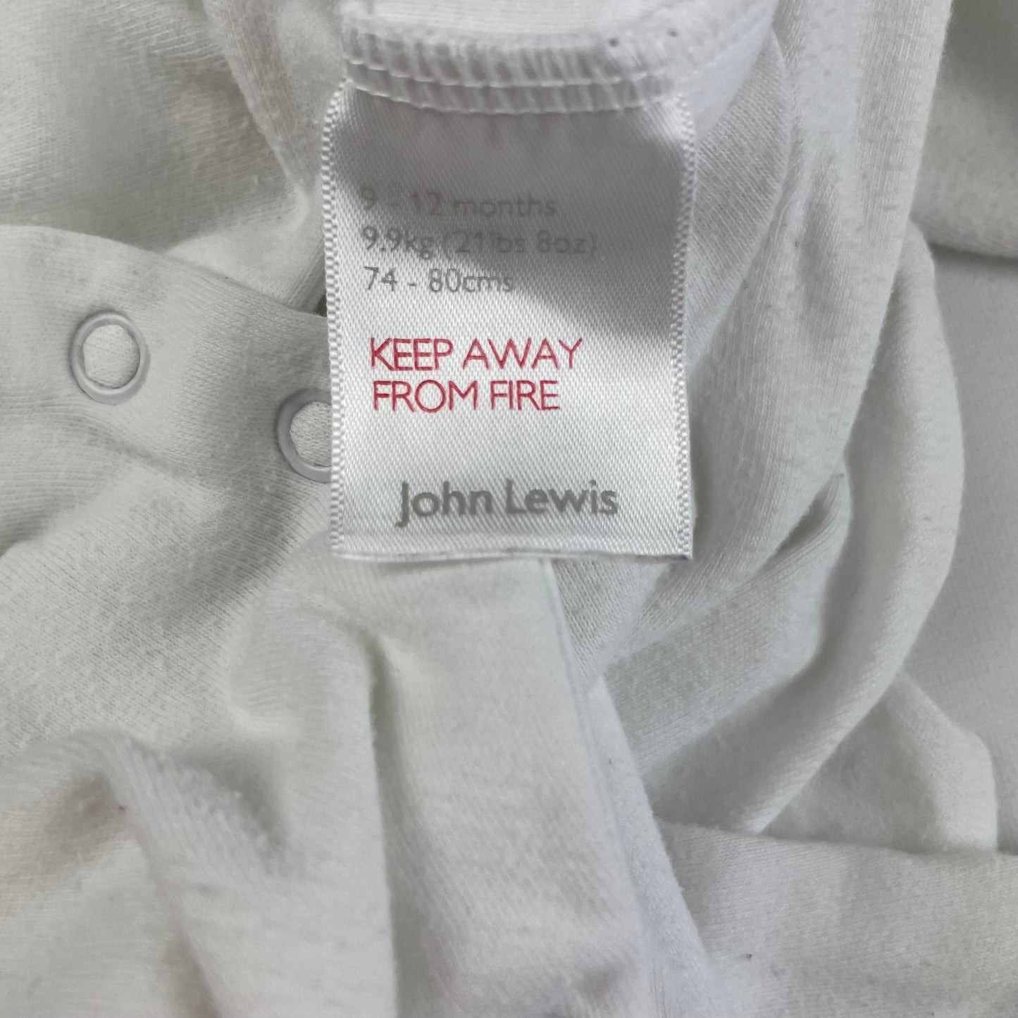 Weißer Baumwoll-Schlafanzug mit Füßen für Babys, 9-12 Monate – label