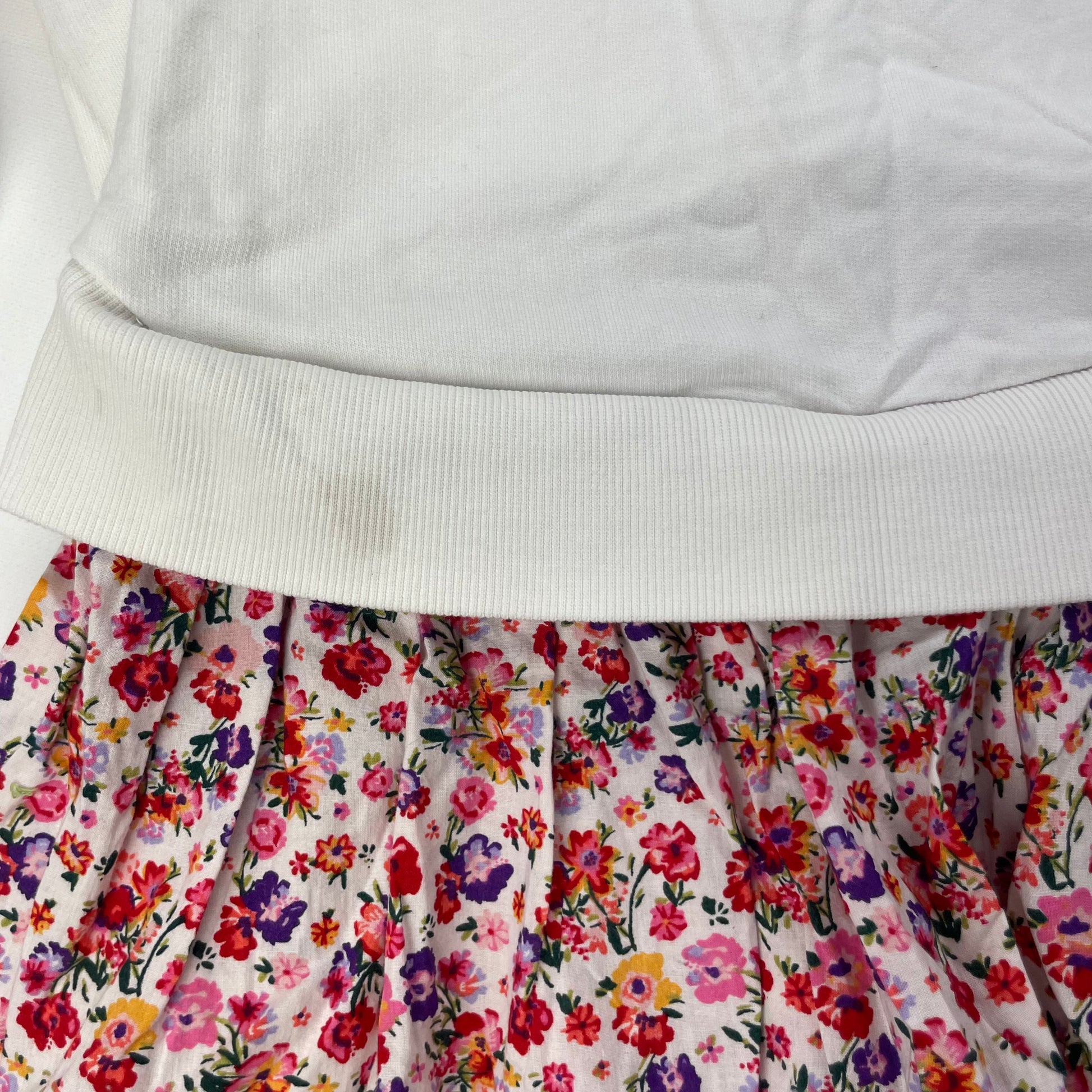 Weißes Baumwoll-Kleid mit buntem Blumenmuster und Kragen für Mädchen, Größe 6 Jahre (ca. 116) – detail