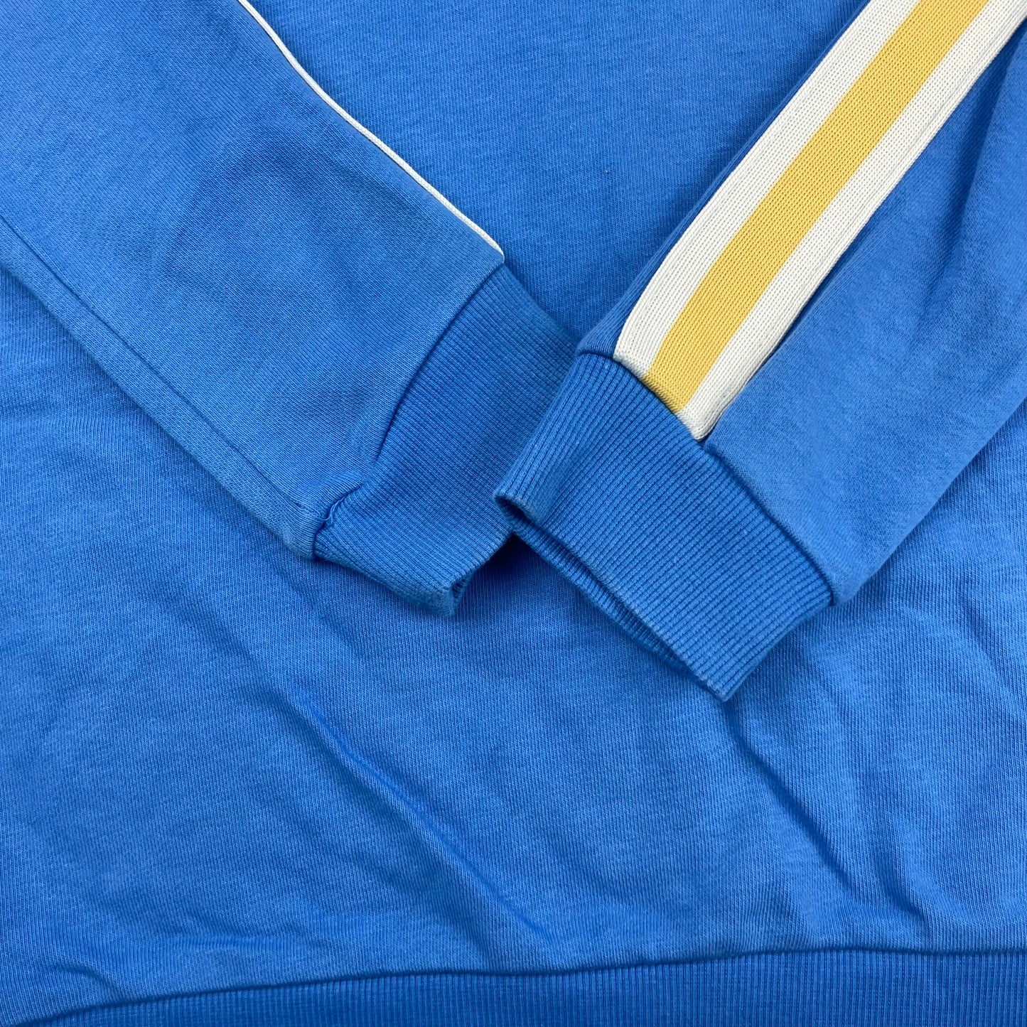 Blauer Pullover mit gelben und weißen Streifen auf den Ärmeln, Größe 14–15 Jahre von M&S – detail