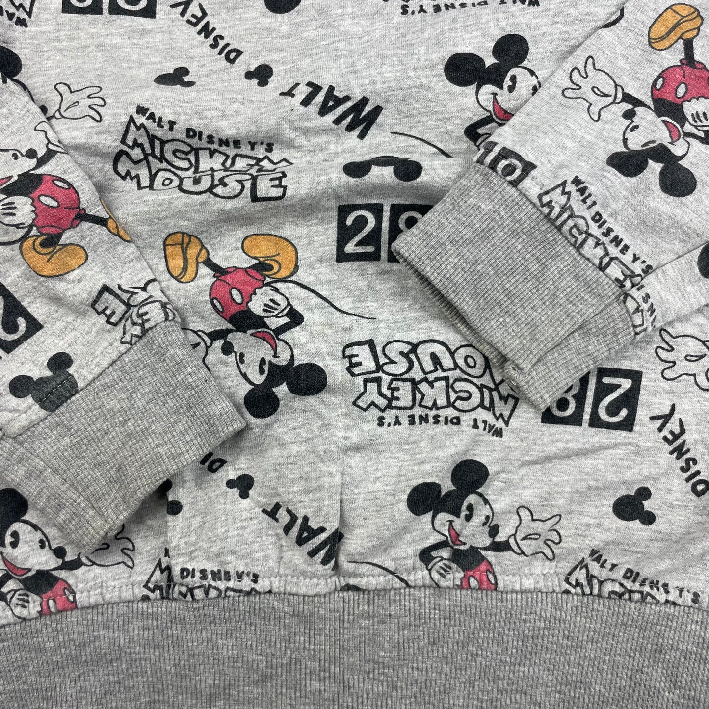 Grauer Mickey Mouse Pullover mit buntem Print – detail