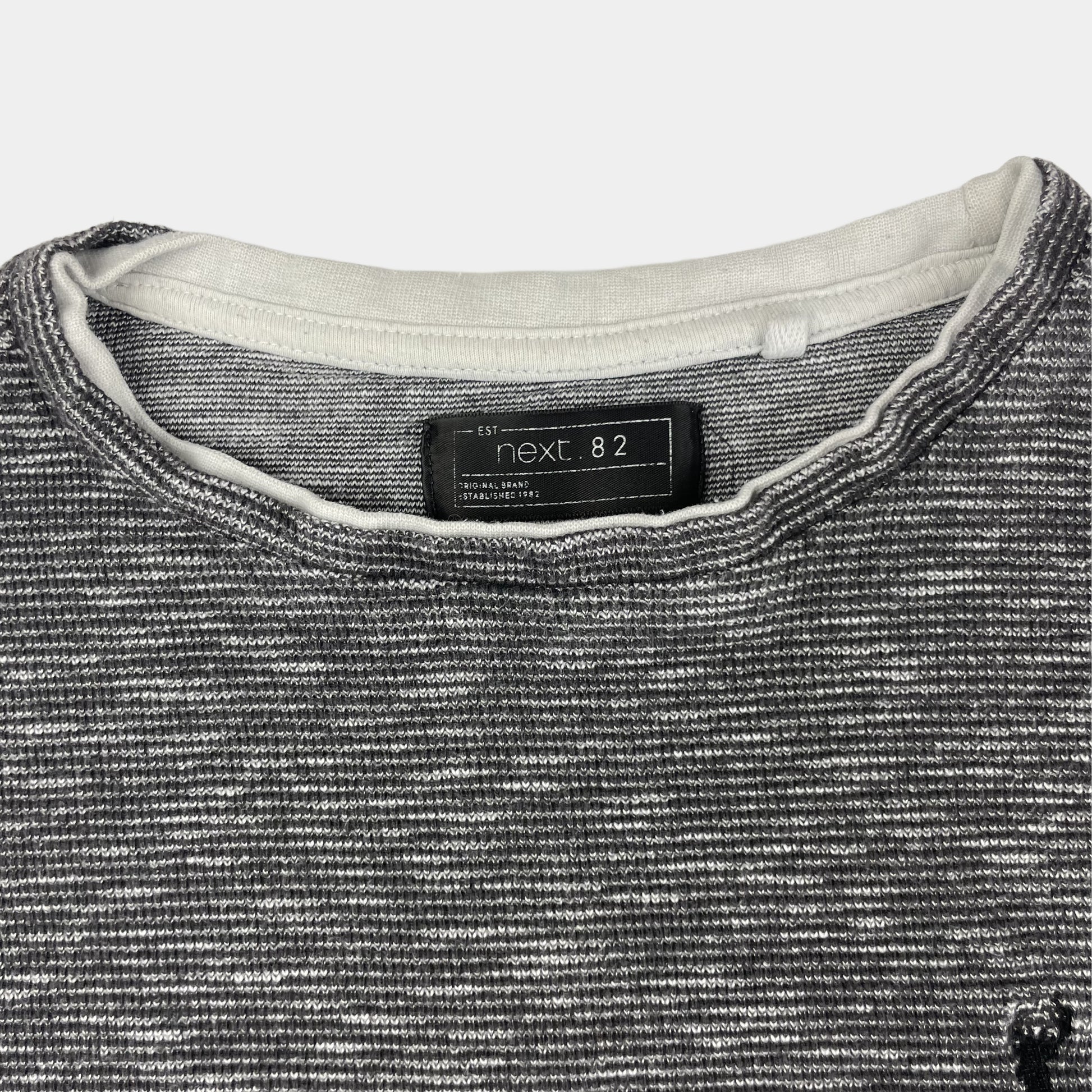 Grauer Baumwoll-Pullover mit gestreiftem Muster, Größe 12 Jahre. – detail