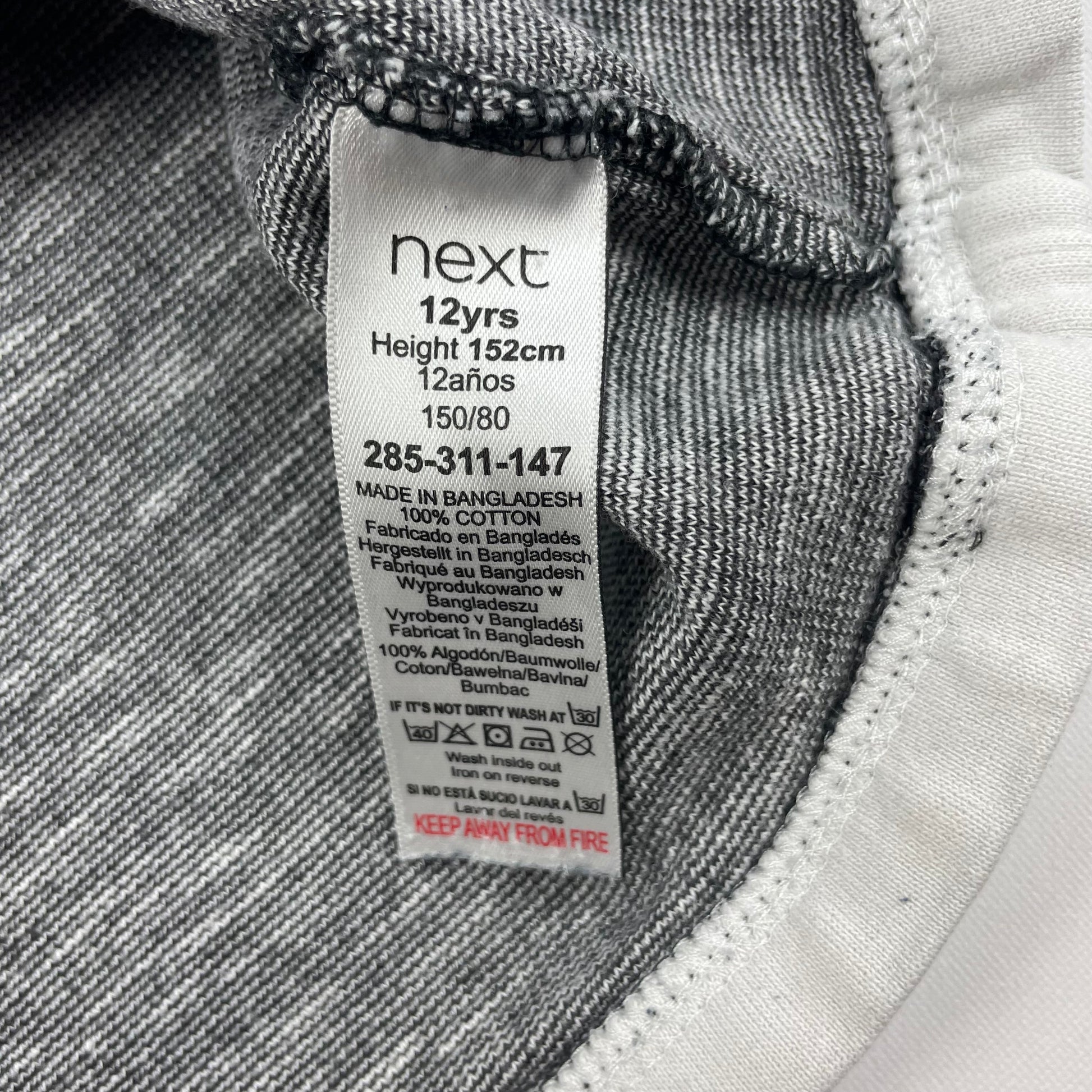 Grauer Baumwoll-Pullover mit gestreiftem Muster, Größe 12 Jahre. – label