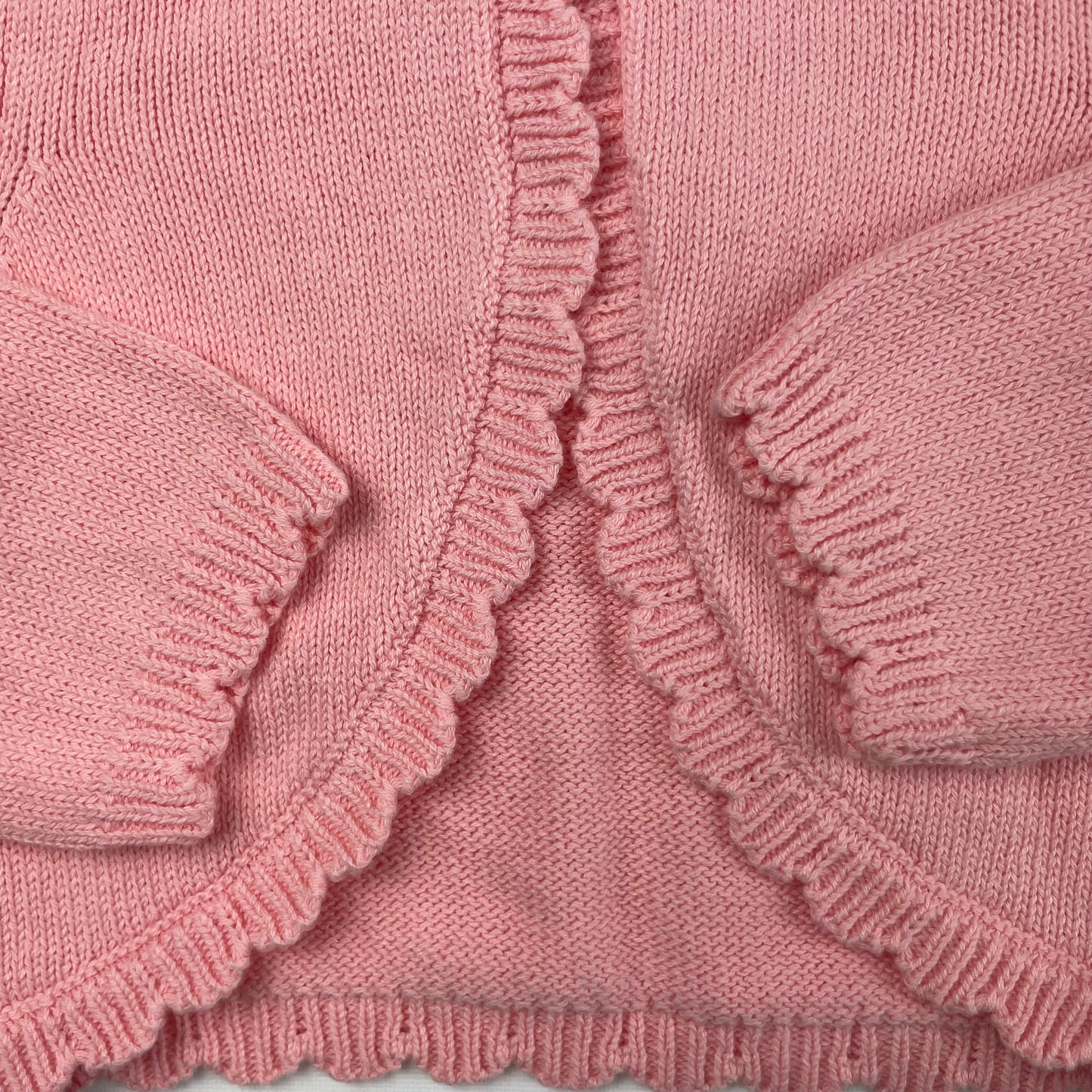 Rosa Strickjacke für Babys mit Rüschen und Knopfverschluss – detail