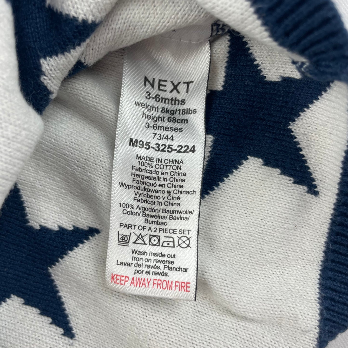Blauer Pullover mit Sternenmuster für Babys – label