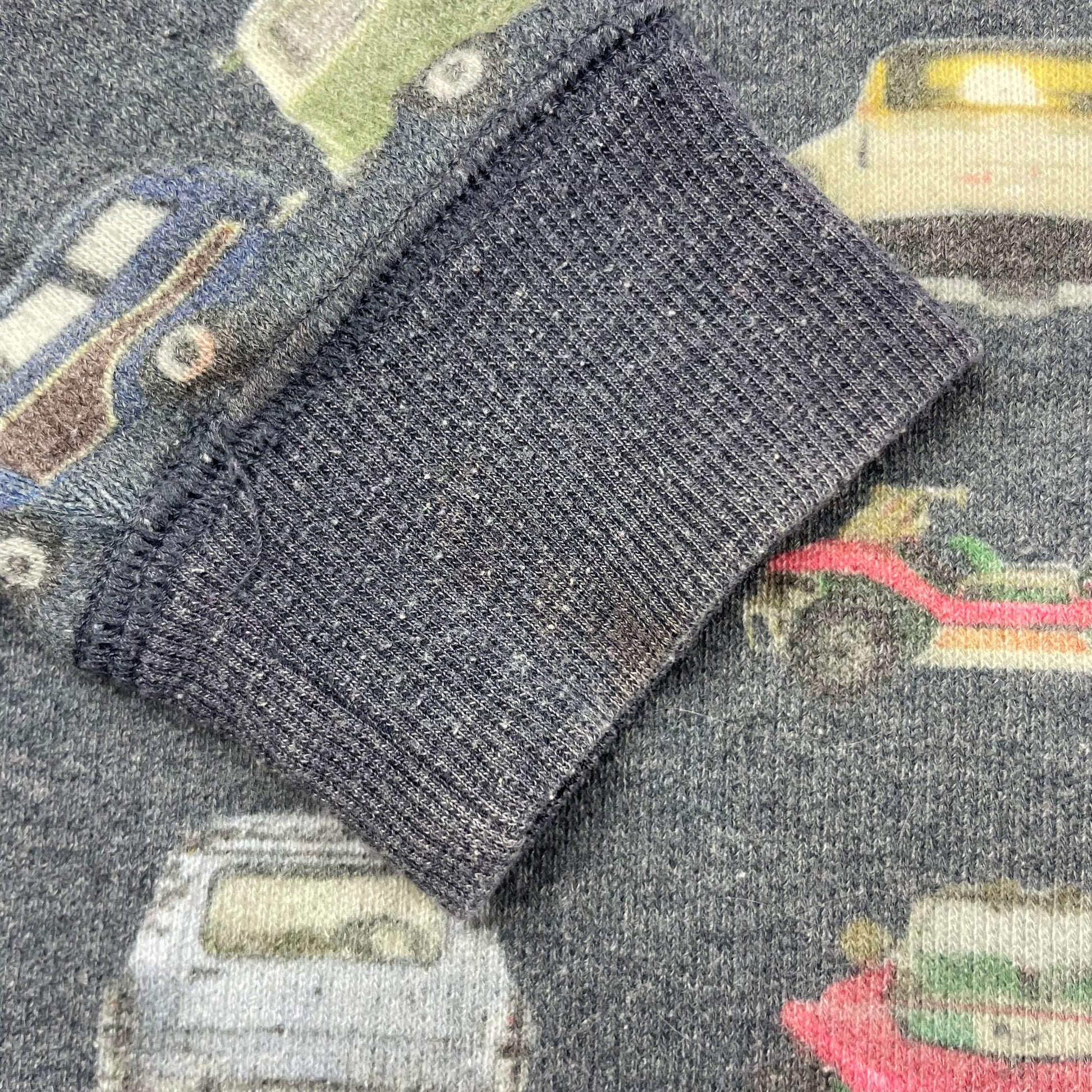 Dunkler Pullover mit buntem Automuster von Next, Größe 3-4 Jahre – sleeve