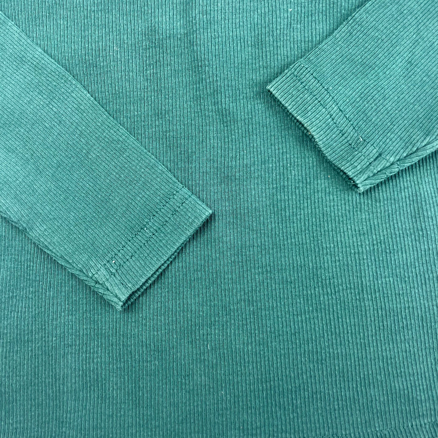 Grüner Langarm-Pullover mit Rüschen von Nutmeg, Größe 2-3 Jahre. – detail