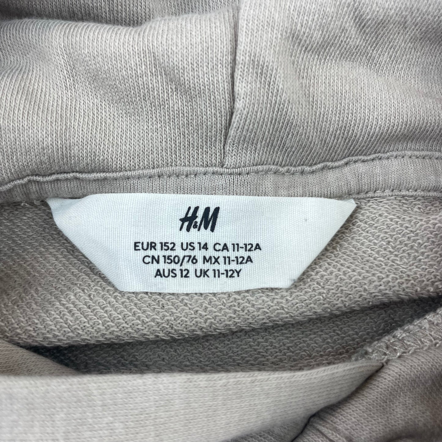 Grauer Hoodie mit Kapuze und Aufdruck von H&M in Größe 152. – label