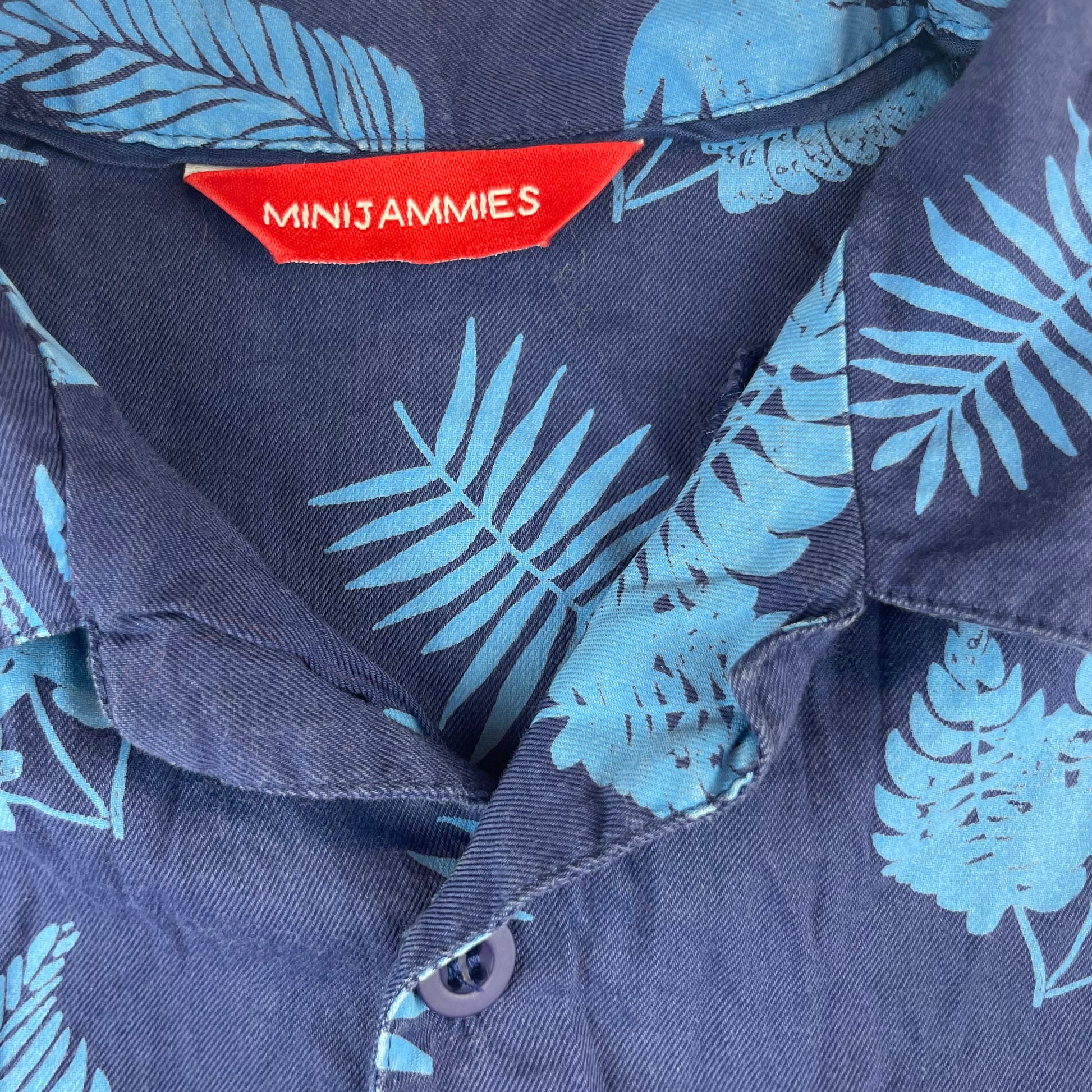 Blaues Hemd mit Blattmuster und Brusttasche