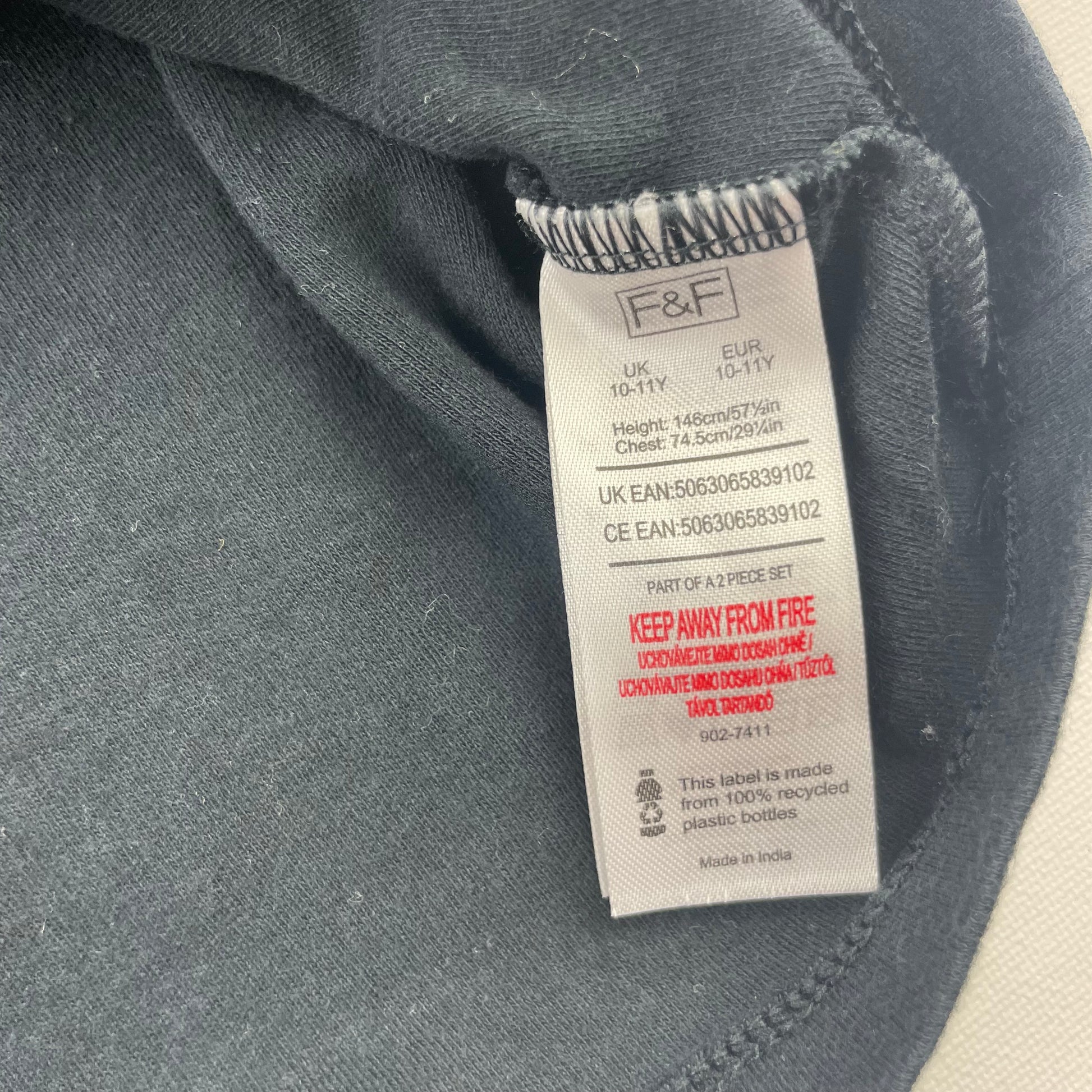 Schwarzes Langarmshirt mit blau-gelbem Fußballmotiv für Kinder. – label