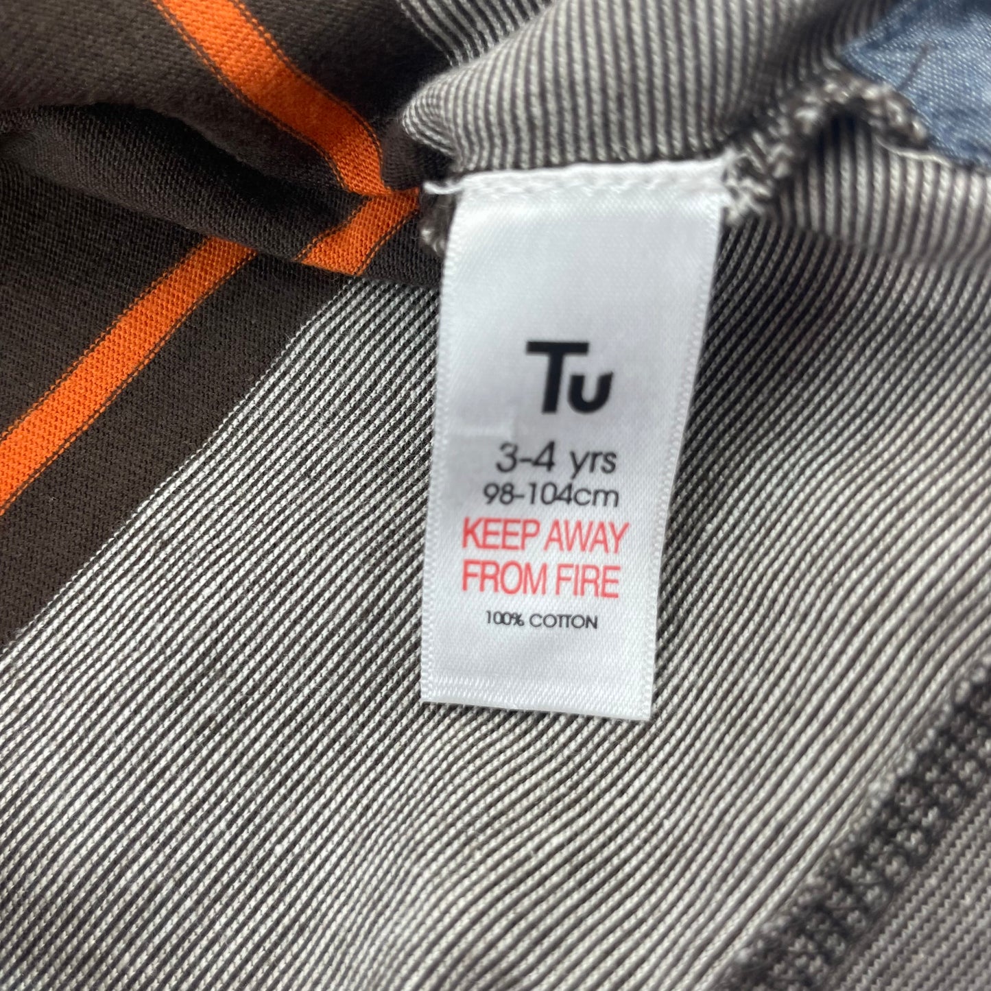 Grau-braunes Langarm-Shirt mit orangefarbenen Streifen. – label