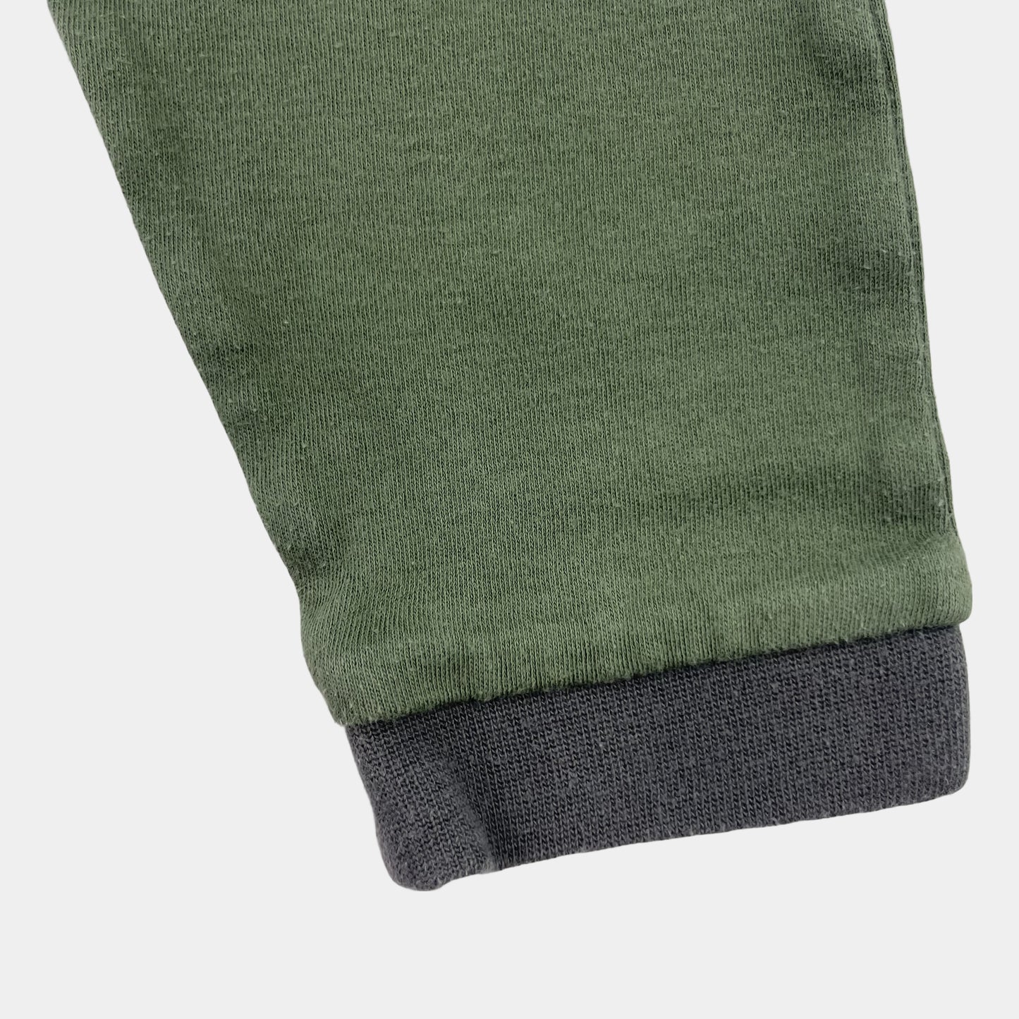 Grüne Baumwoll-Hose mit elastischem Bund für Babys 12-18 Monate. – detail