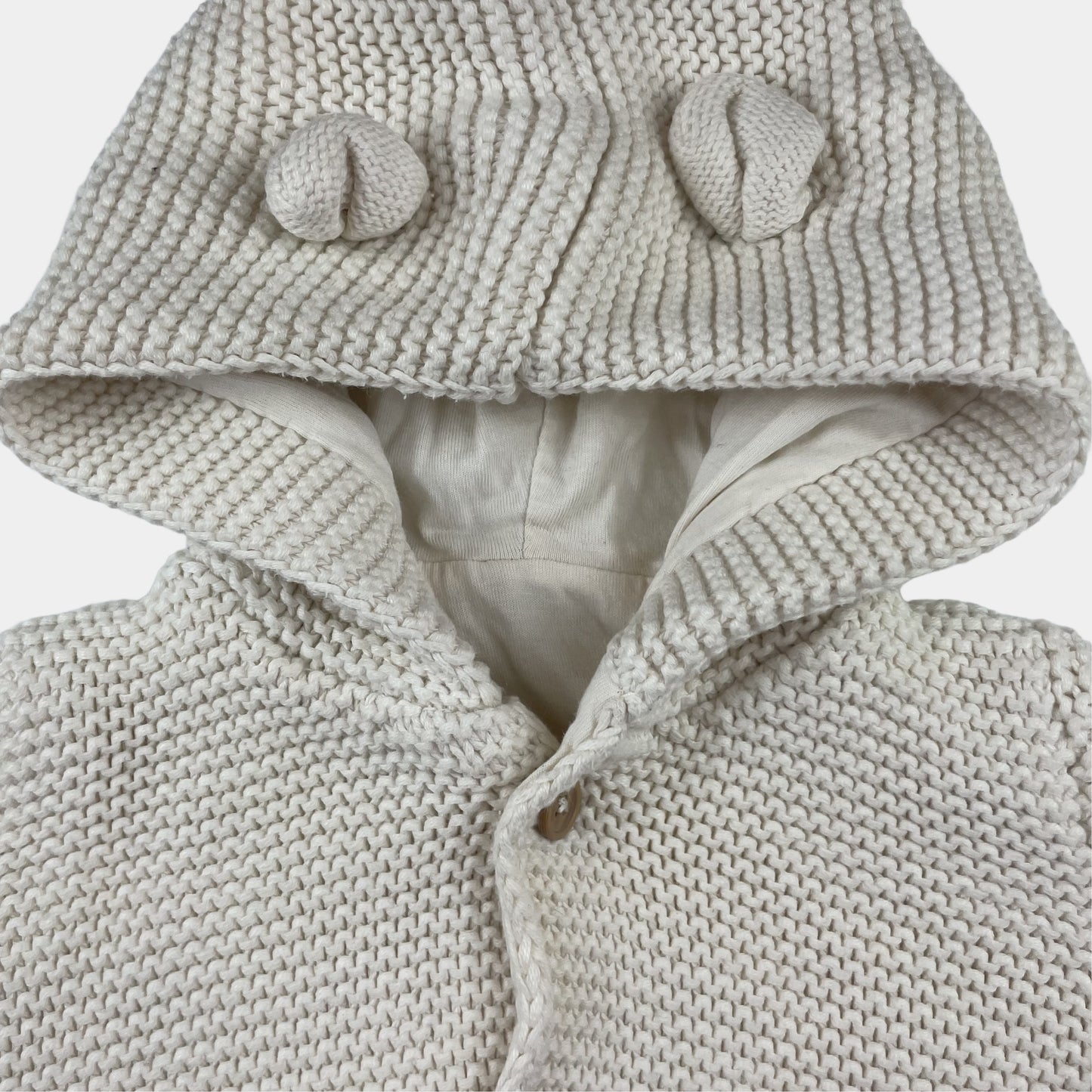 Weiße Strickjacke mit Kapuze für Babys, Größe 0-3 Monate. – detail