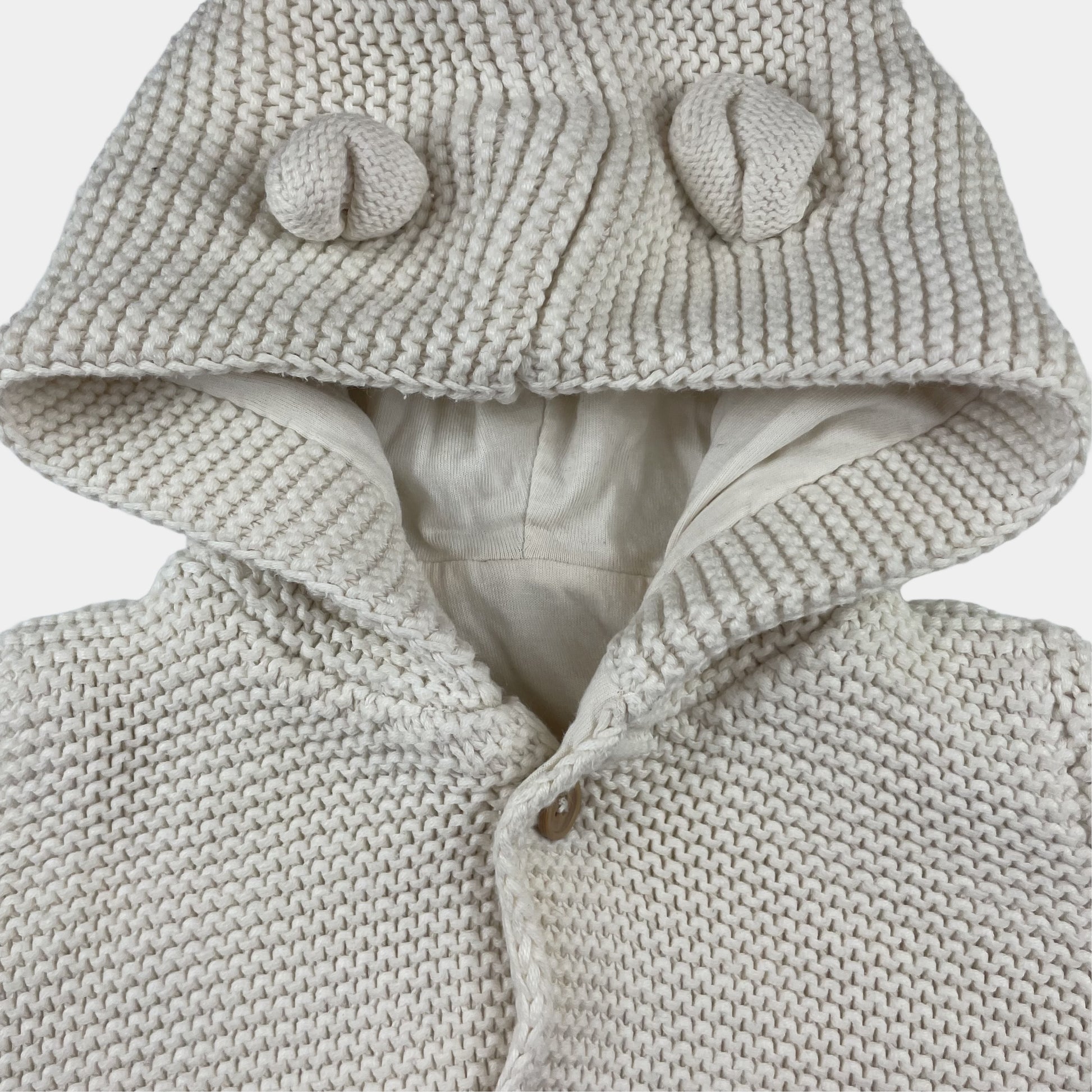 Weiße Strickjacke mit Kapuze für Babys, Größe 0-3 Monate. – detail