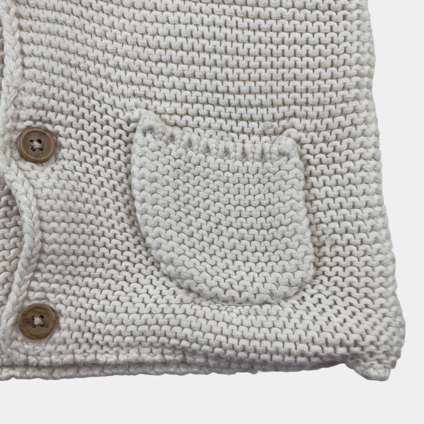 Weiße Strickjacke mit Kapuze für Babys, Größe 0-3 Monate. – pocket