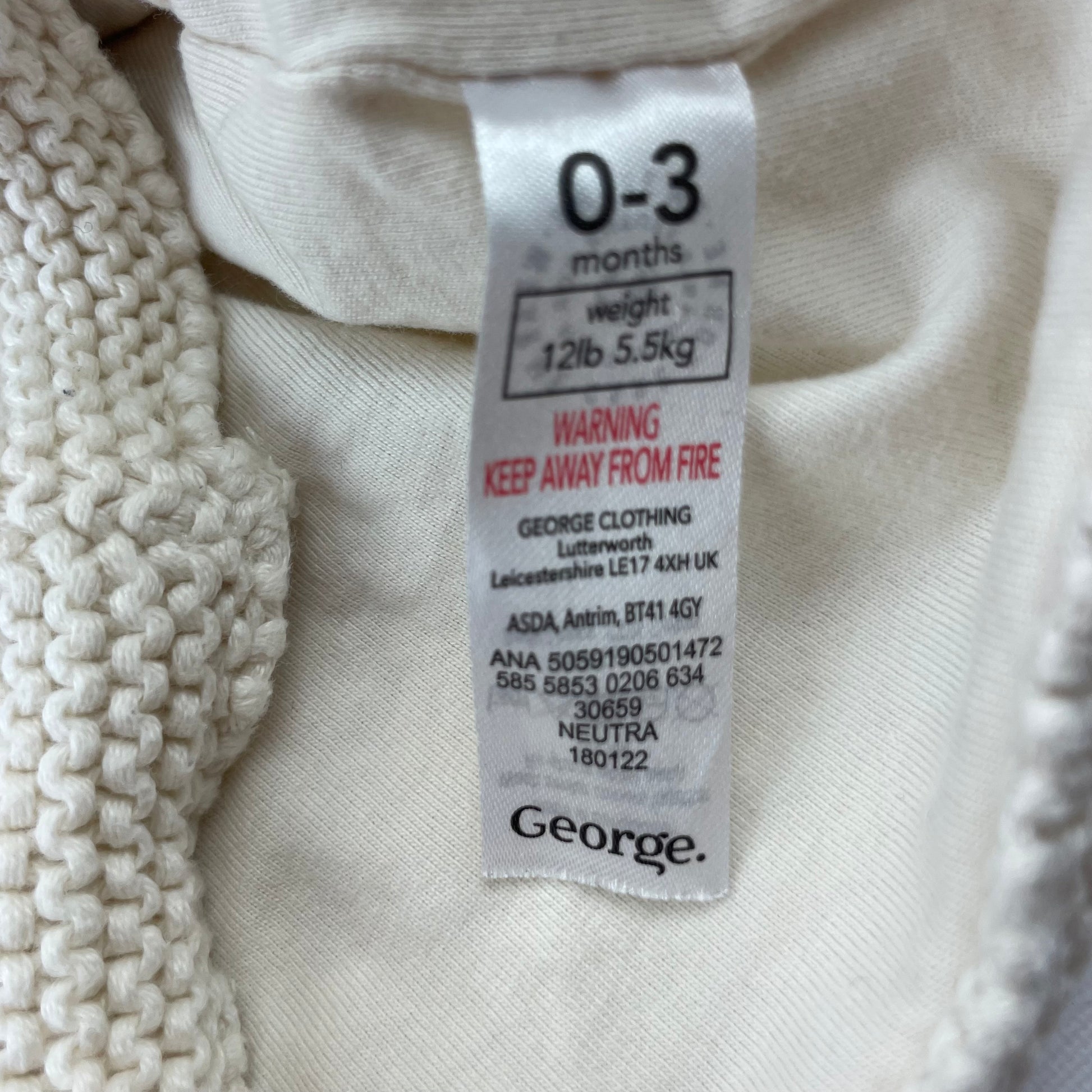 Weiße Strickjacke mit Kapuze für Babys, Größe 0-3 Monate. – label