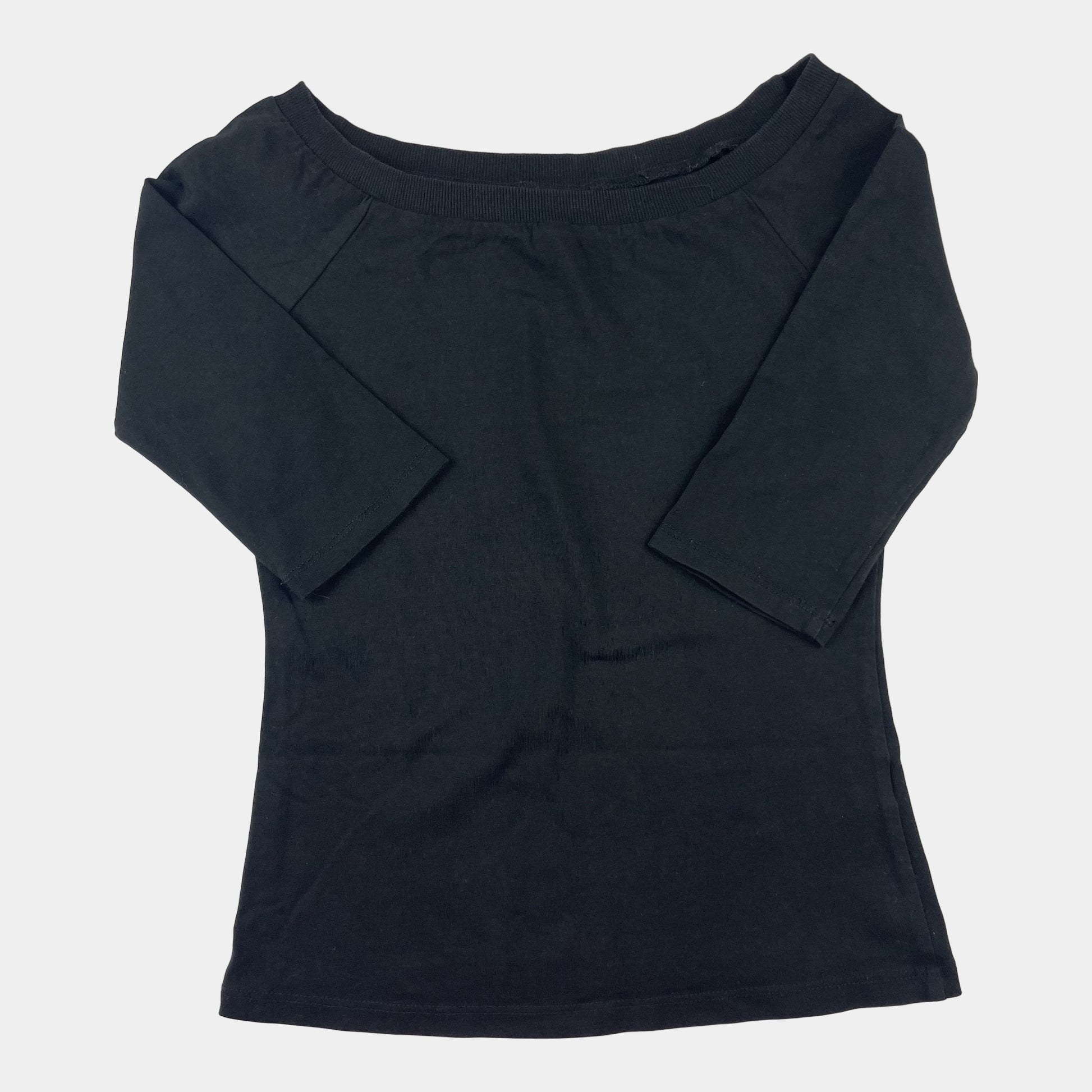 Schwarzes Shirt mit halblangen Ärmeln und weitem Halsausschnitt – front