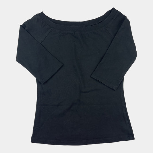 Schwarzes Shirt mit halblangen Ärmeln und weitem Halsausschnitt – front
