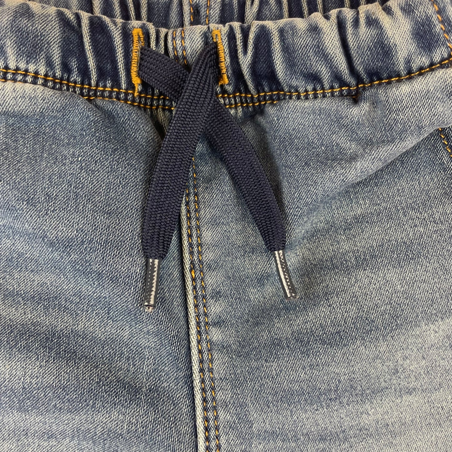 Blaue Jogginghose aus Denim mit elastischem Bund und Kordelzug – detail