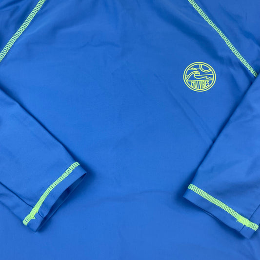 Blaues Badeshirt für Kinder mit langen Ärmeln und sportlichem Aussehen. – detail