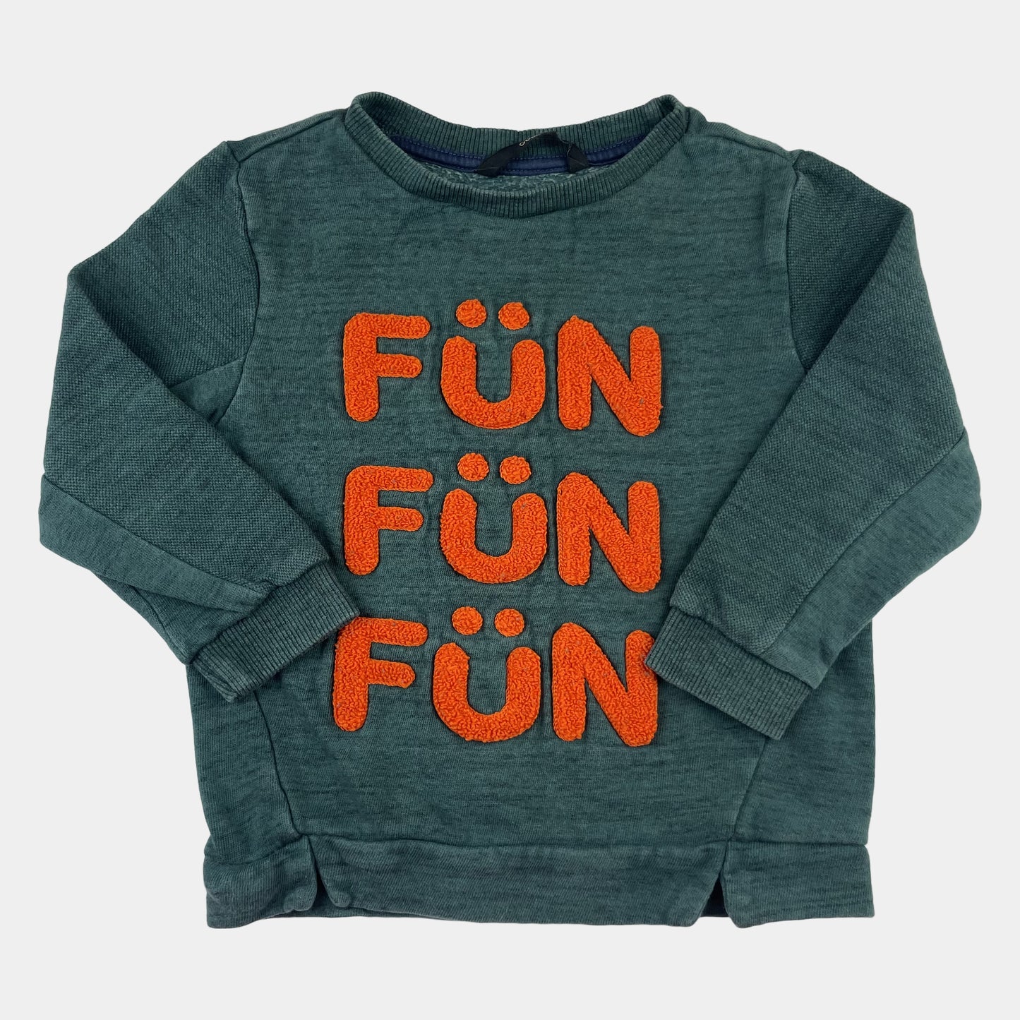 Dunkelgrüner Pullover mit orangefarbenem Schriftzug 'FÜN' für Kinder 2-3 Jahre, von George – front