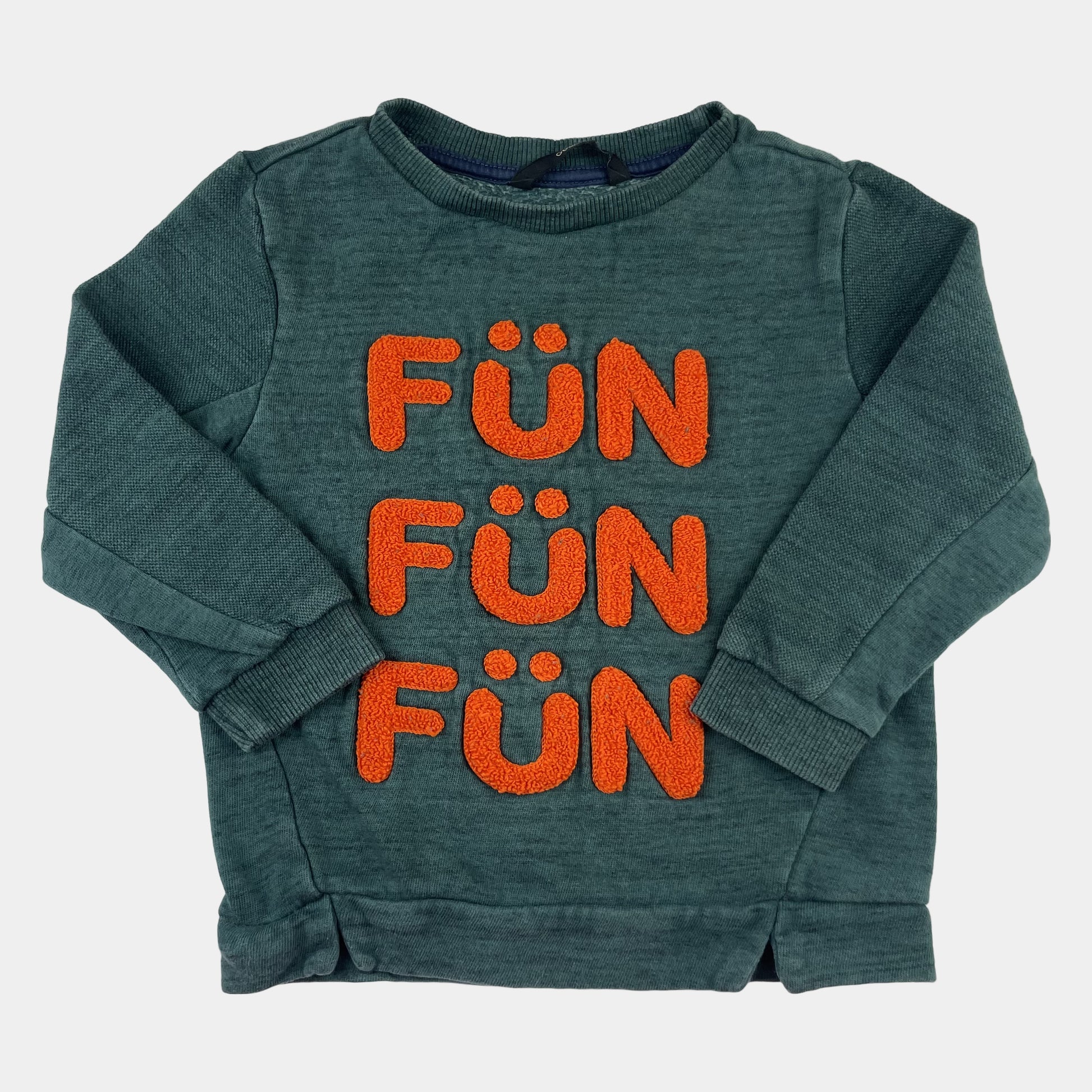Dunkelgrüner Pullover mit orangefarbenem Schriftzug 'FÜN' für Kinder 2-3 Jahre, von George – front