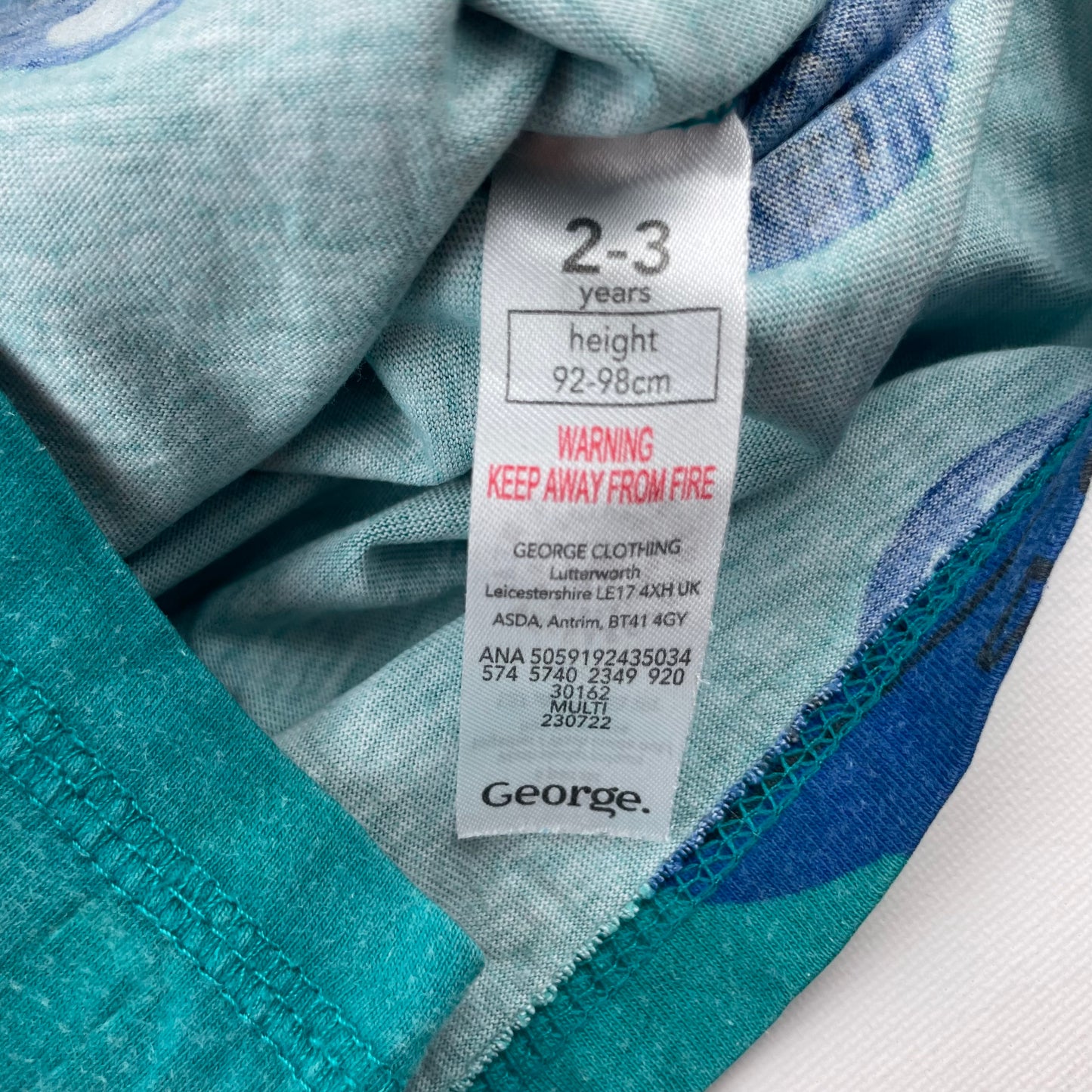 Blaues Baumwoll-Longshirt mit Auto-Muster von George für Kinder, Größe 2-3 Jahre. – label