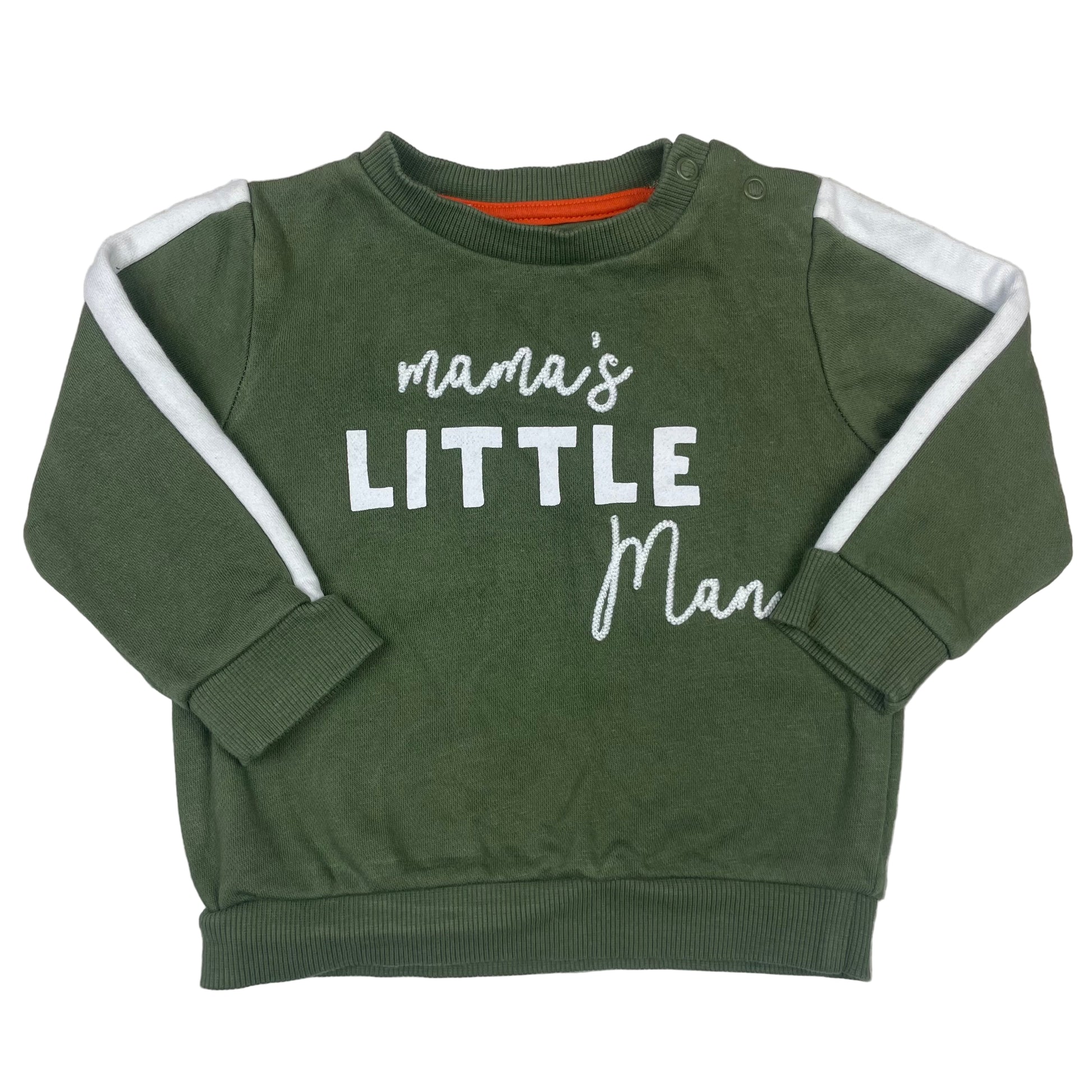 Grünes Baby-Sweatshirt von Fred & Flo mit Schriftzug "mama's LITTLE Man" und weißen Streifen an den Ärmeln. – front