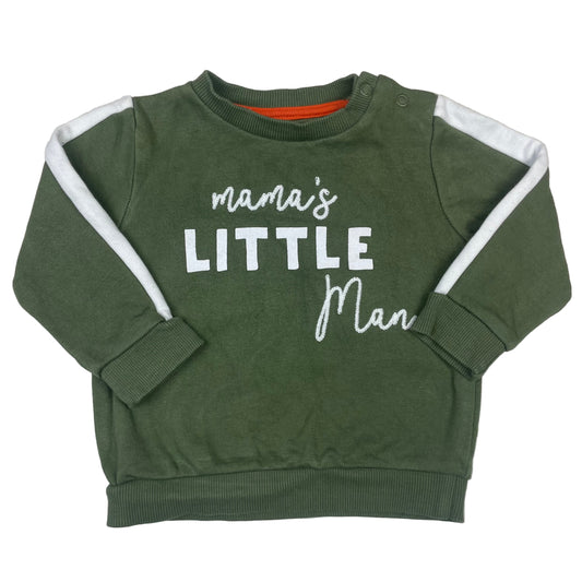 Grünes Baby-Sweatshirt von Fred & Flo mit Schriftzug "mama's LITTLE Man" und weißen Streifen an den Ärmeln. – front