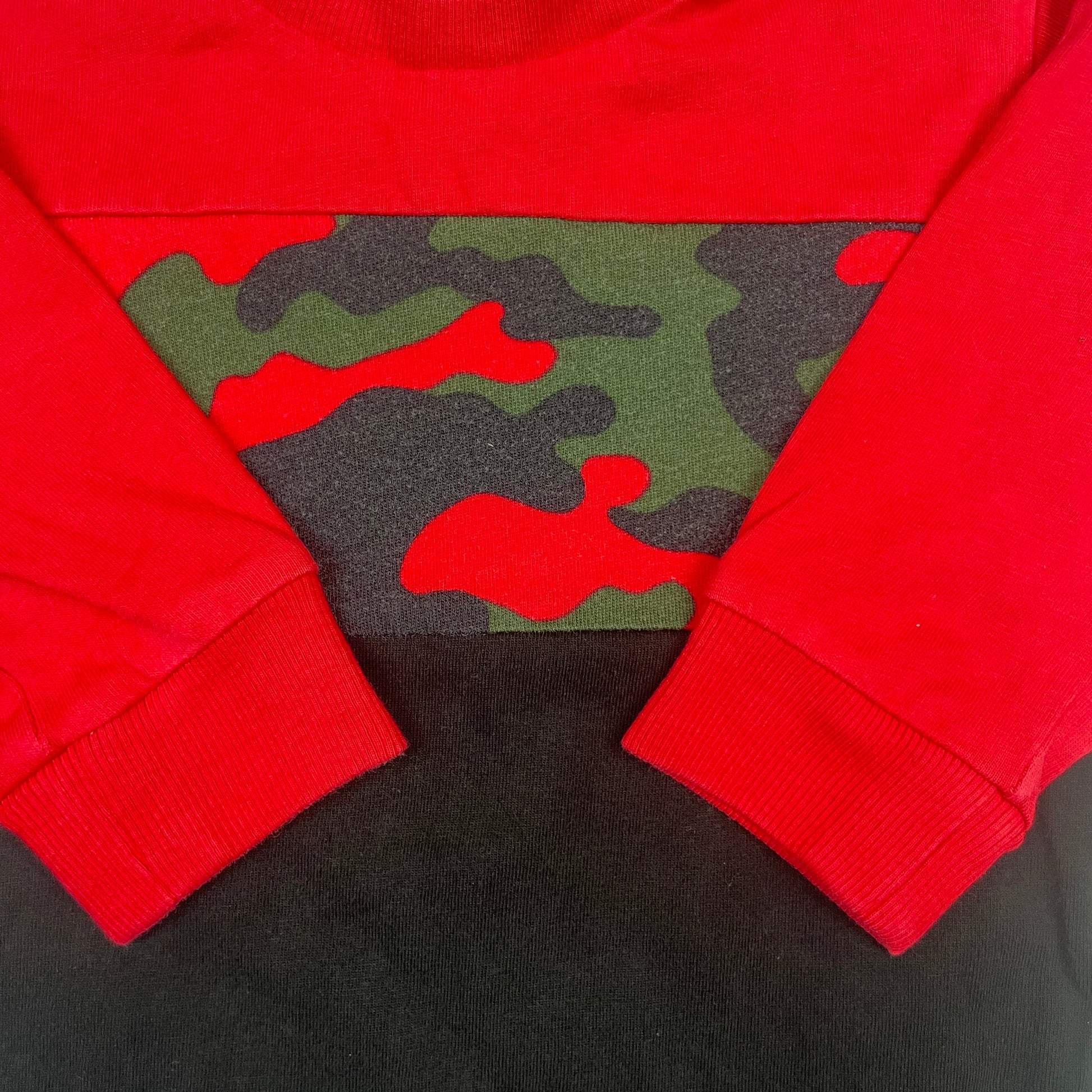 Rot-schwarzes Langarmshirt mit Camouflage-Einsatz von Next, Größe 6–9 Monate – detail