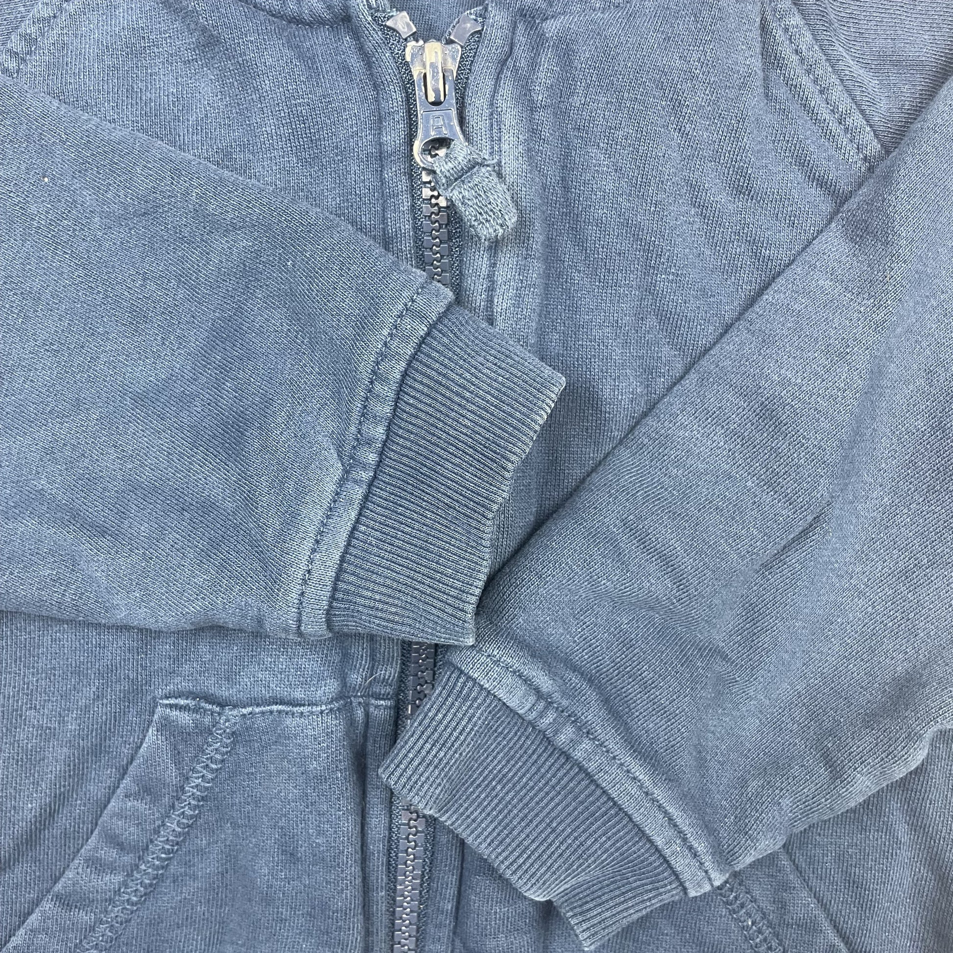 Dunkelblaue Kinder-Sweatjacke mit Kapuze und Reißverschluss von Matalan, Größe 3–4 Jahre – detail