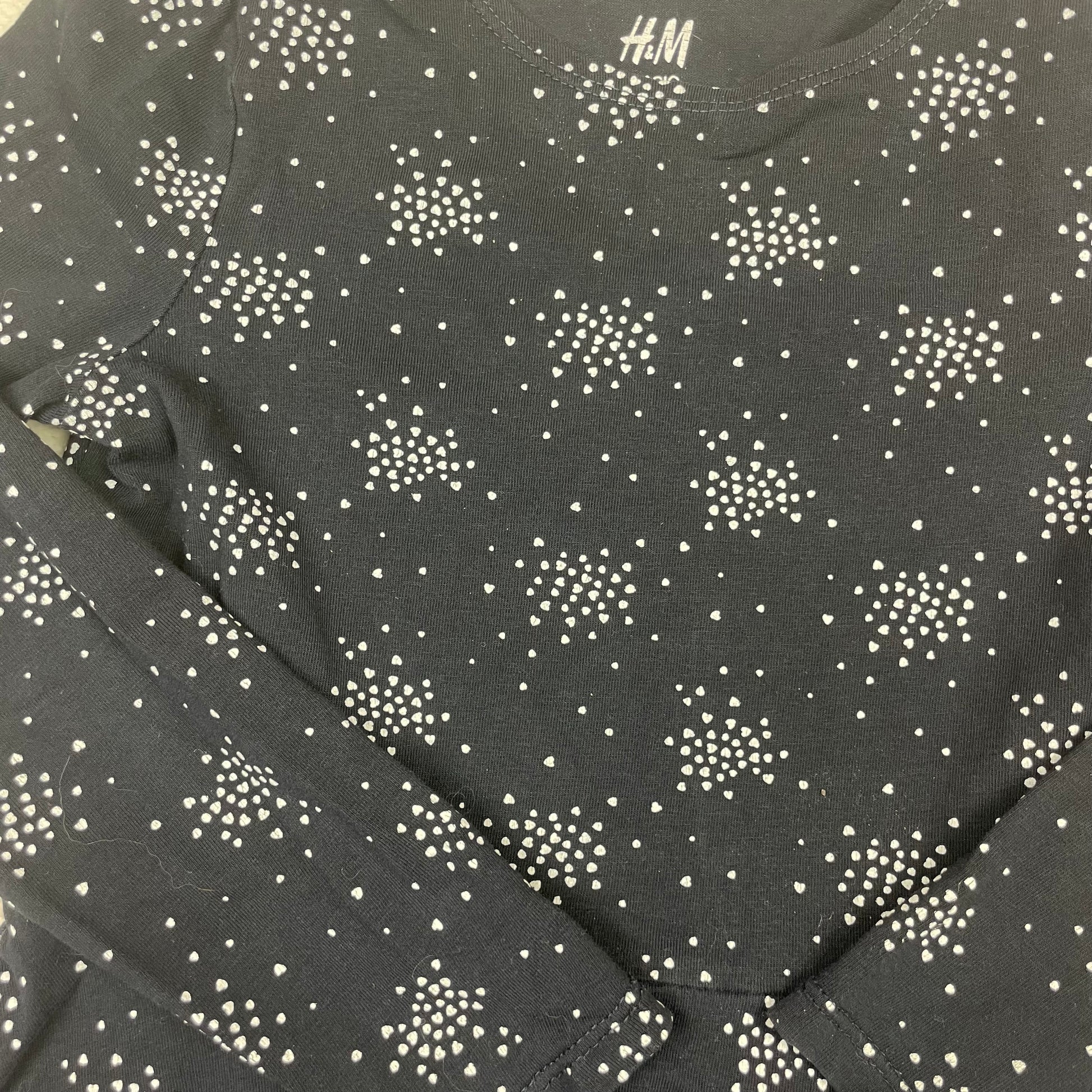 H&M dunkelblaues Jersey-Kinderkleid mit weißen Sternen, lange Ärmel, Größe 110/116 – detail