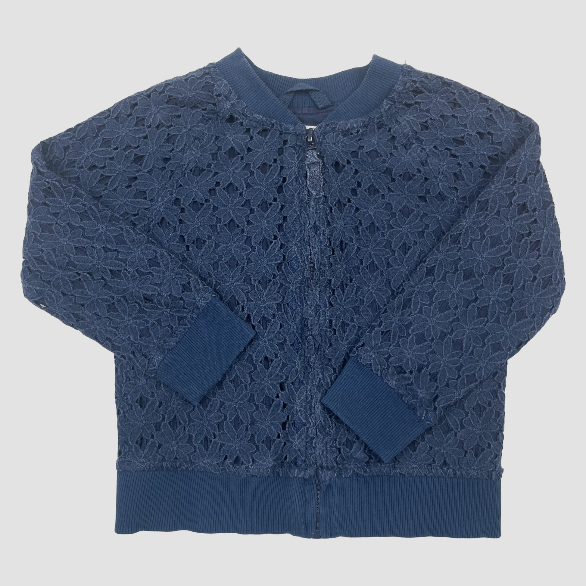 Dunkelblaue Jacke von Next mit floraler Spitzenoberfläche und Reißverschluss vorne. – front