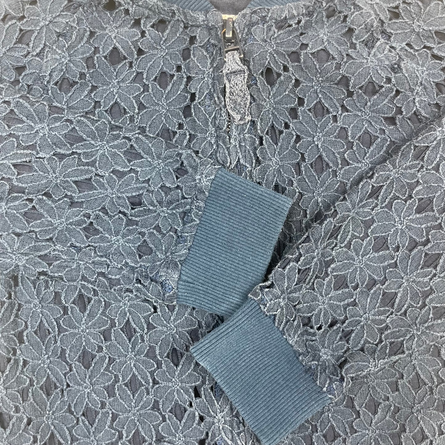 Dunkelblaue Jacke von Next mit floraler Spitzenoberfläche und Reißverschluss vorne.