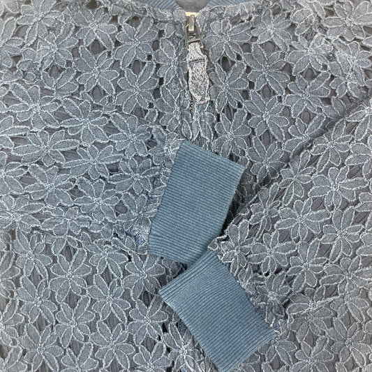 Dunkelblaue Jacke von Next mit floraler Spitzenoberfläche und Reißverschluss vorne.