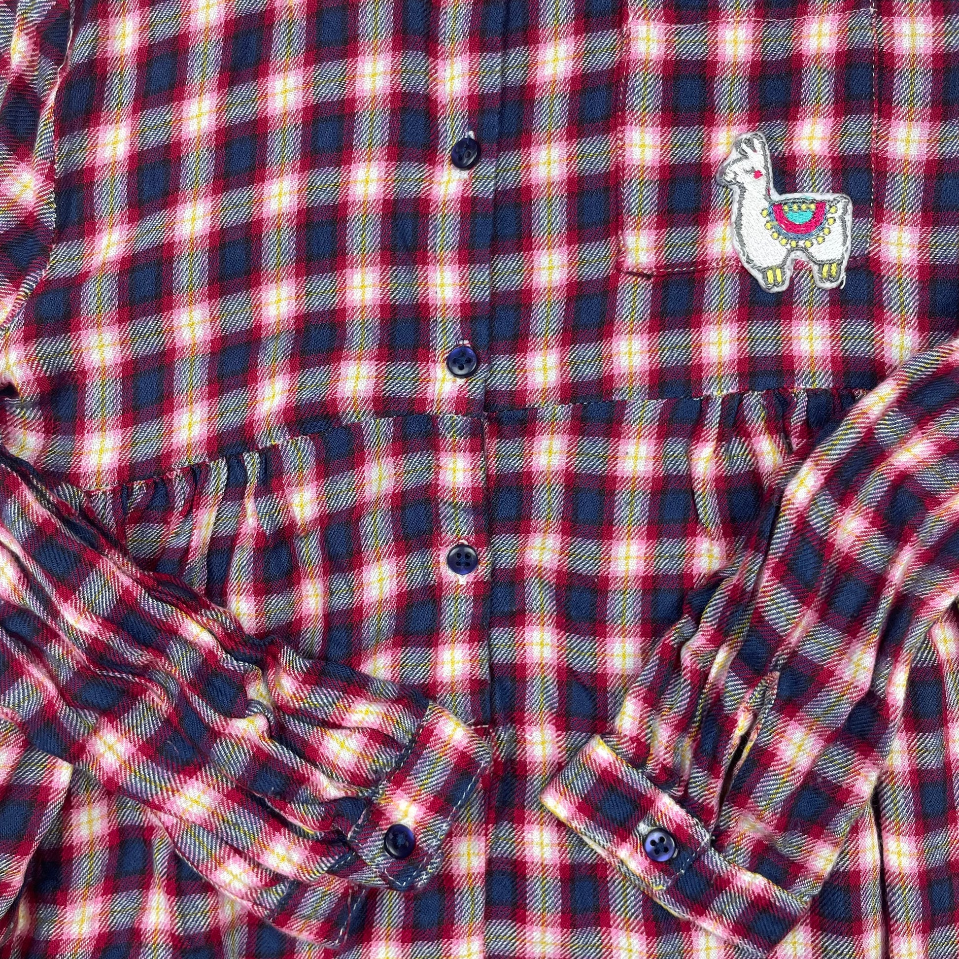 Karierter Langarm-Hemdkleid von Sfera mit Lama-Applikation in Dunkelblau/Rot, Größe 110–116 (5–6 Jahre) – detail